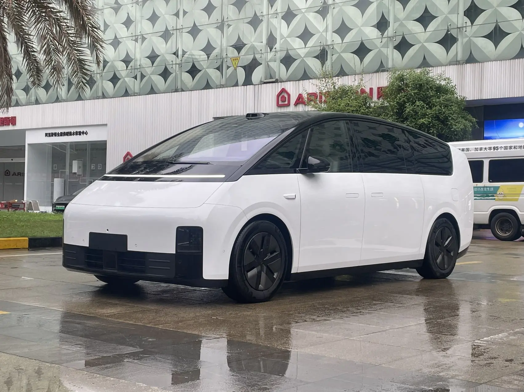 Lixiang MEGA