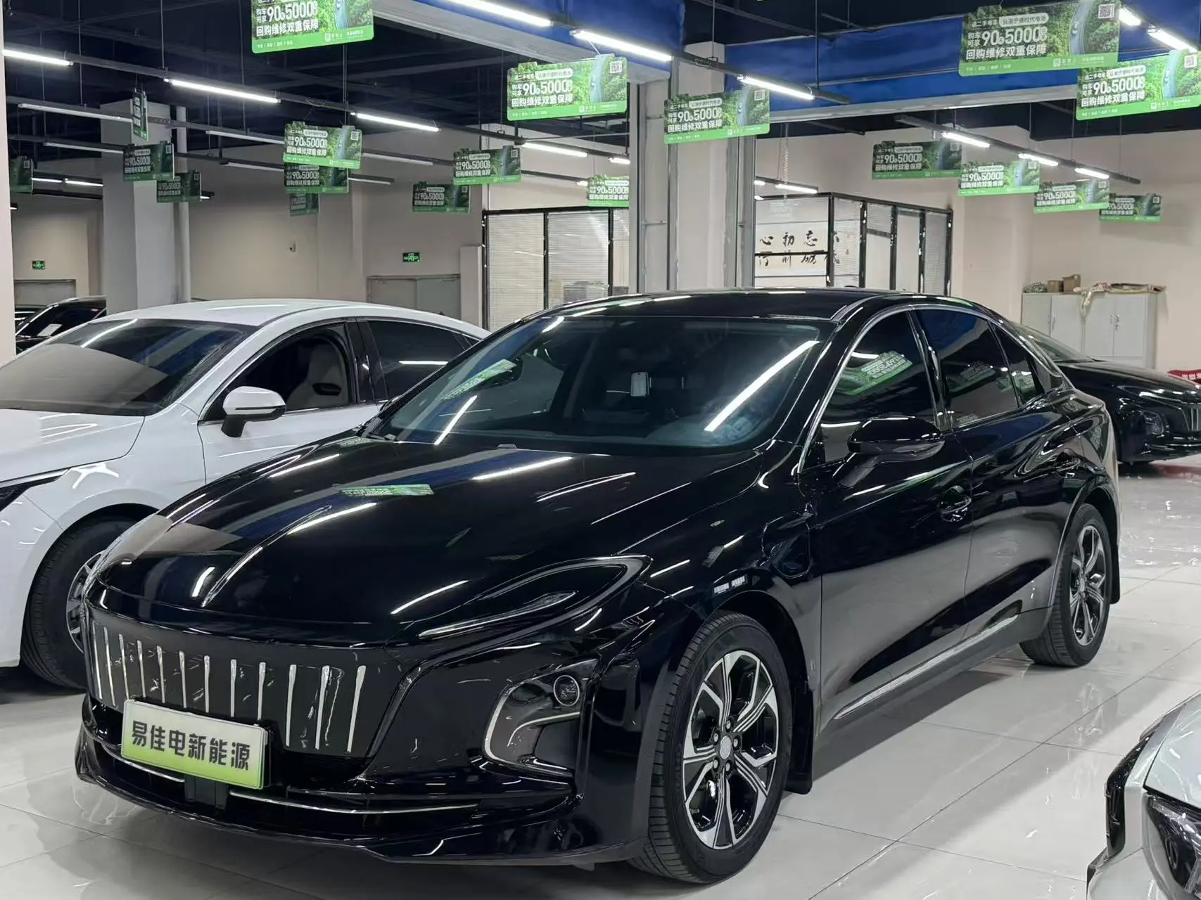Hongqi E-QM5