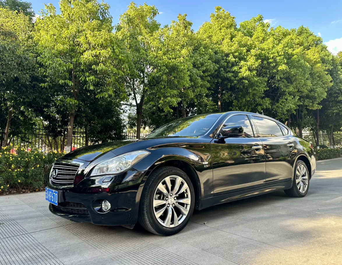 Infiniti Q70
