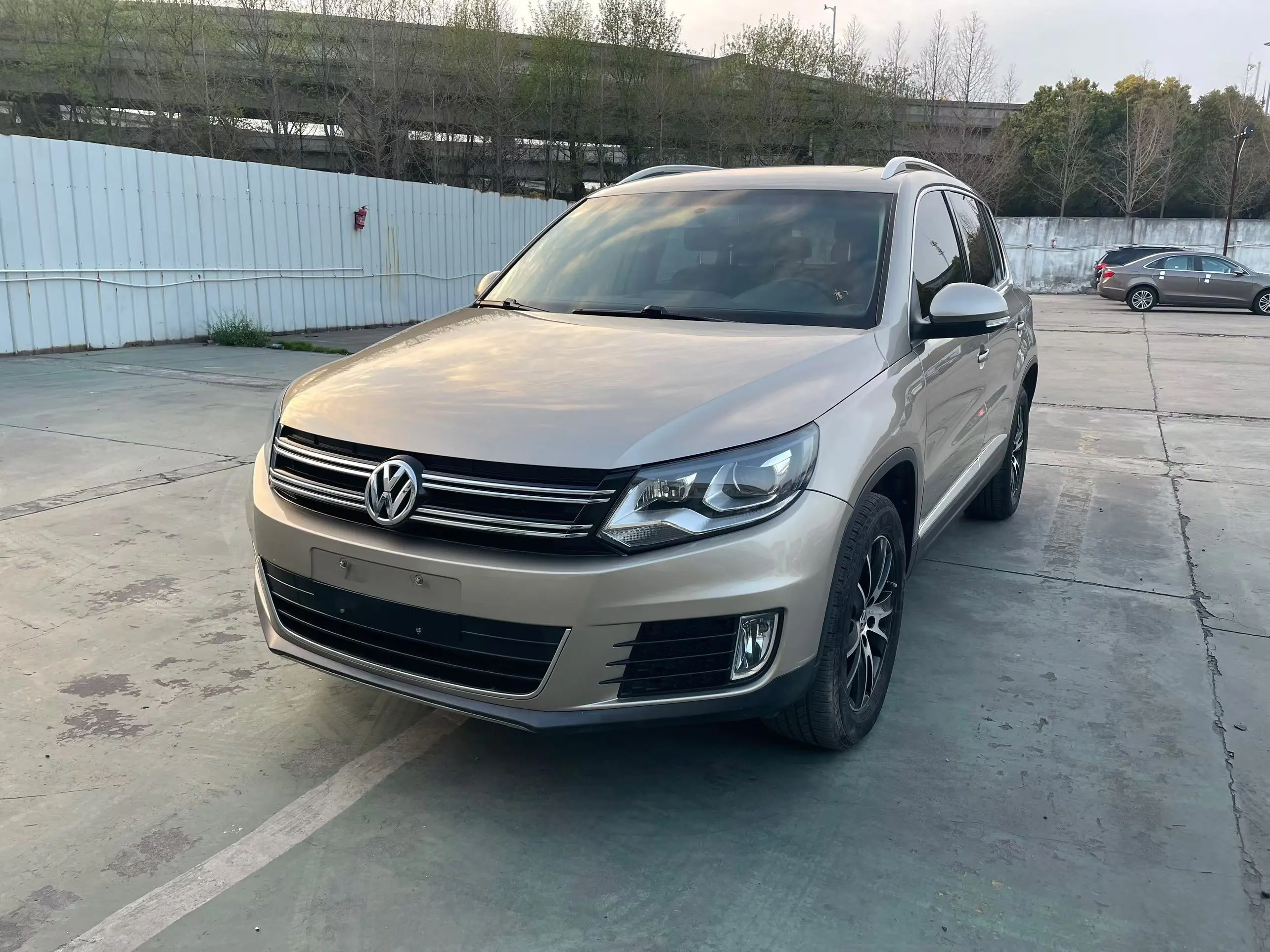 Volkswagen Tiguan (Tharu)