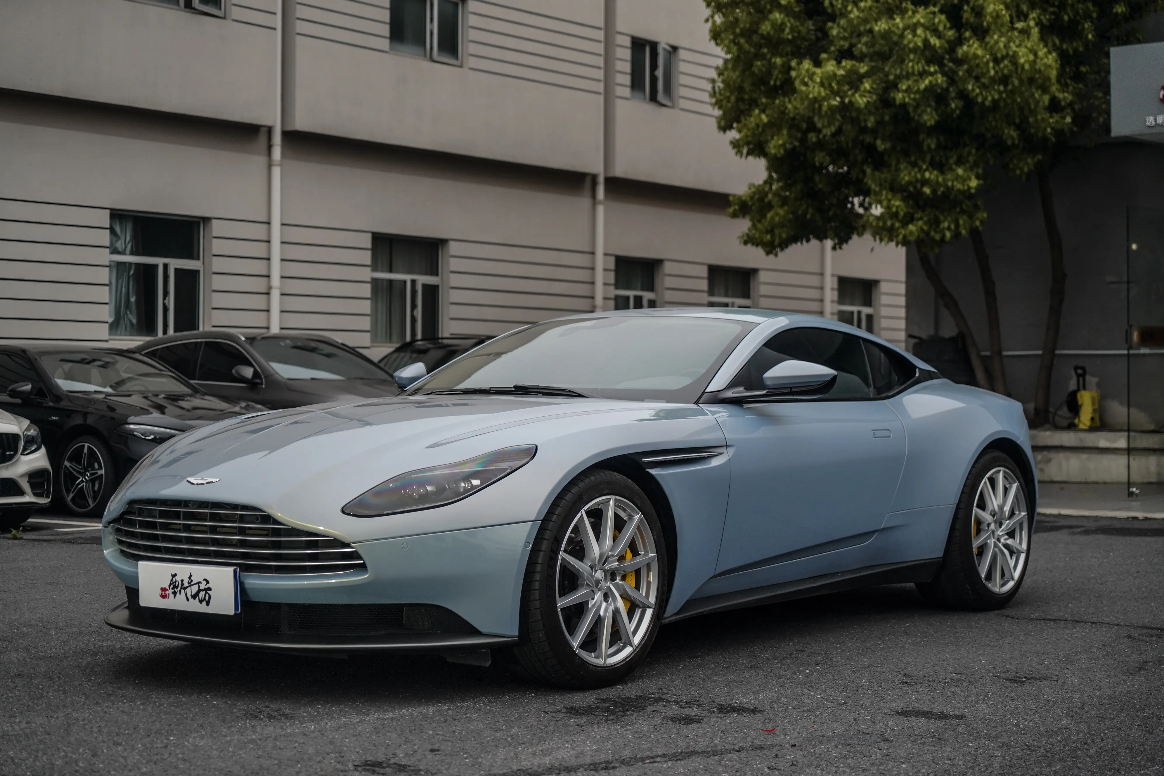 Aston Martin DB11