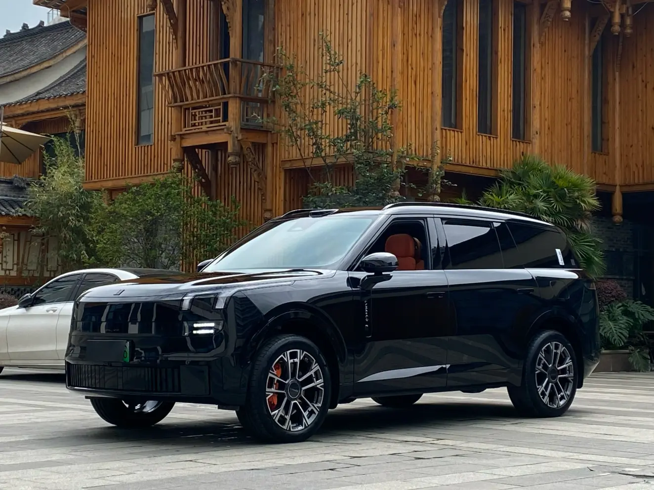 Lynk & Co 900
