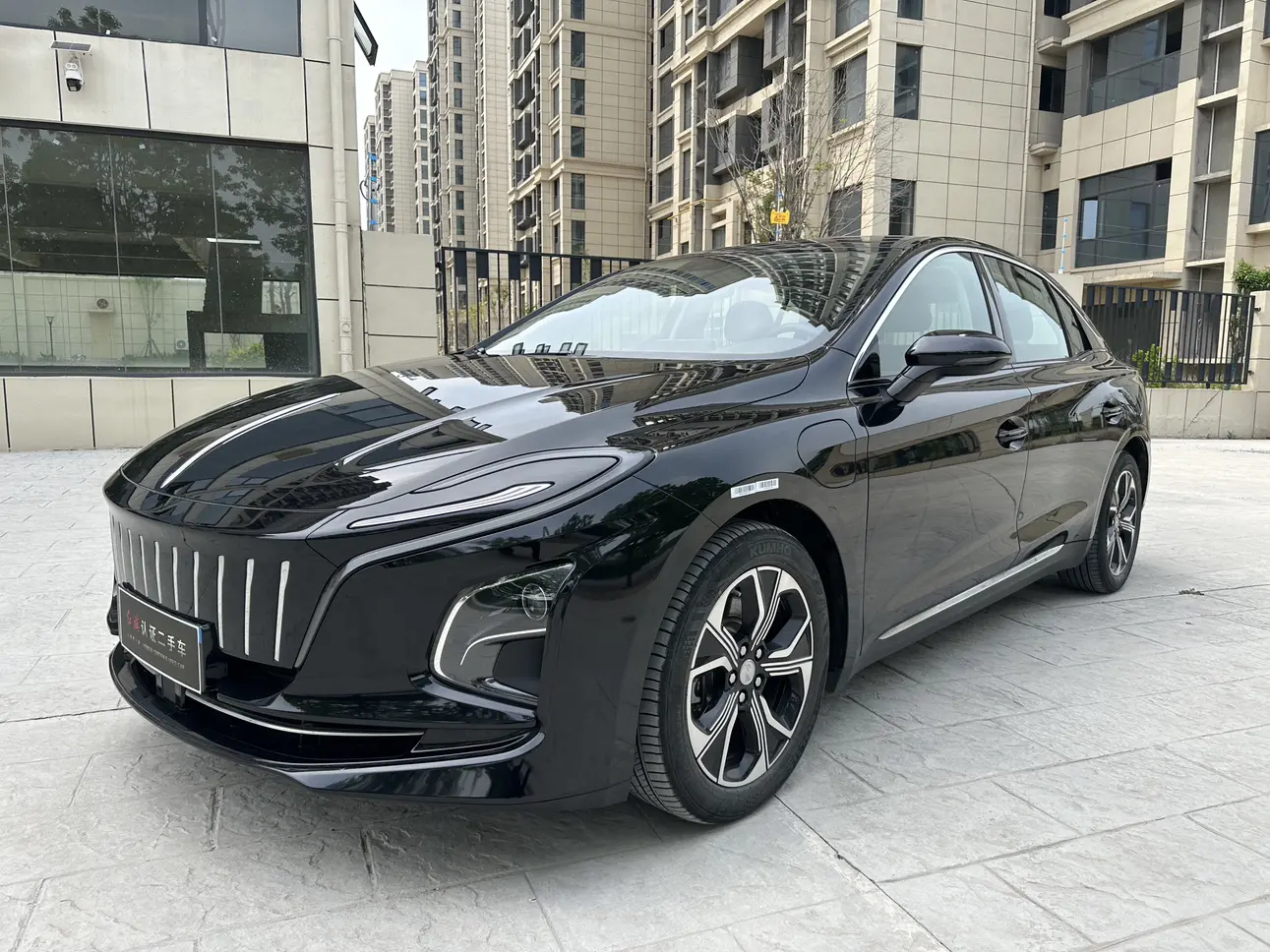 Hongqi E-QM5