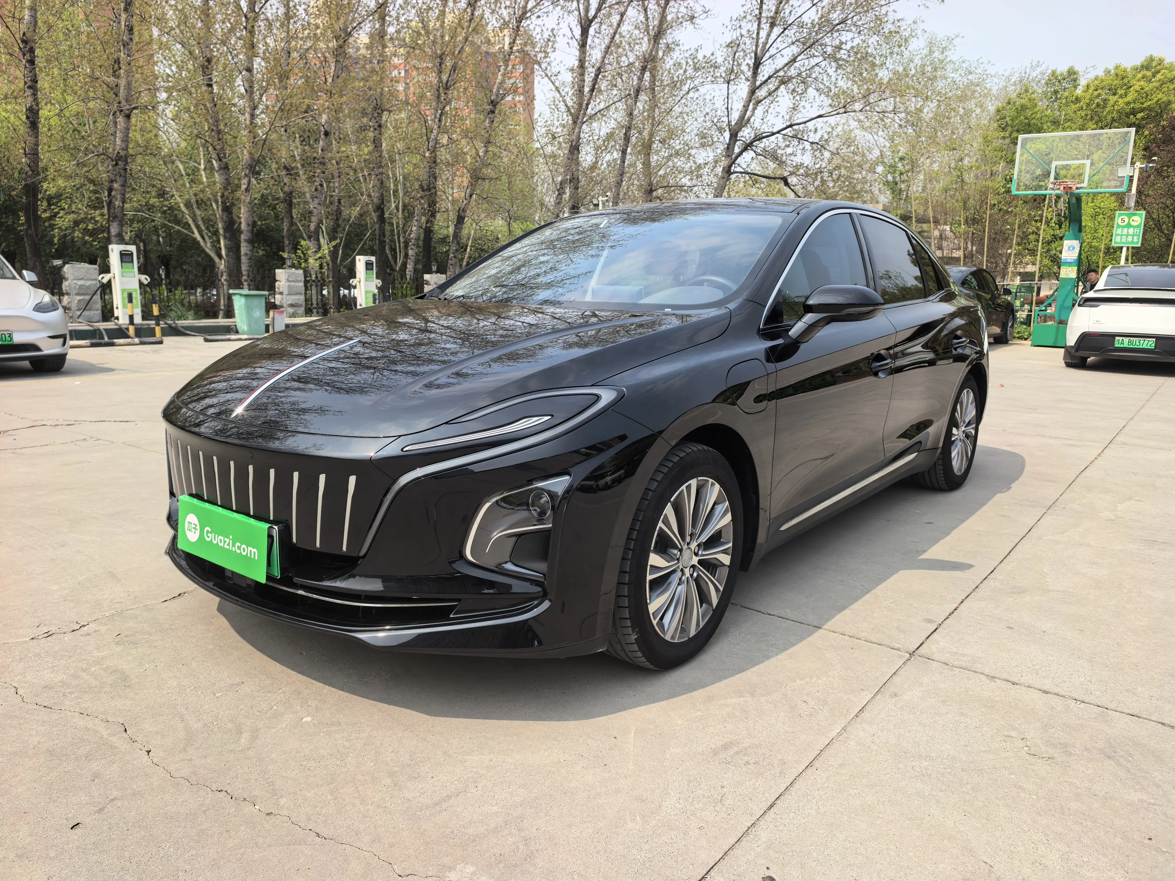 Hongqi E-QM5
