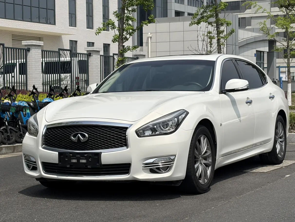 Infiniti Q70