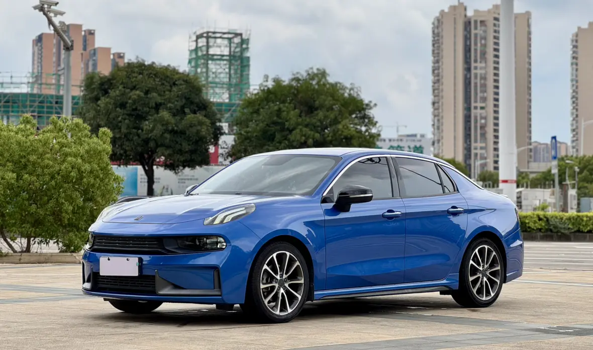 Lynk & Co 03