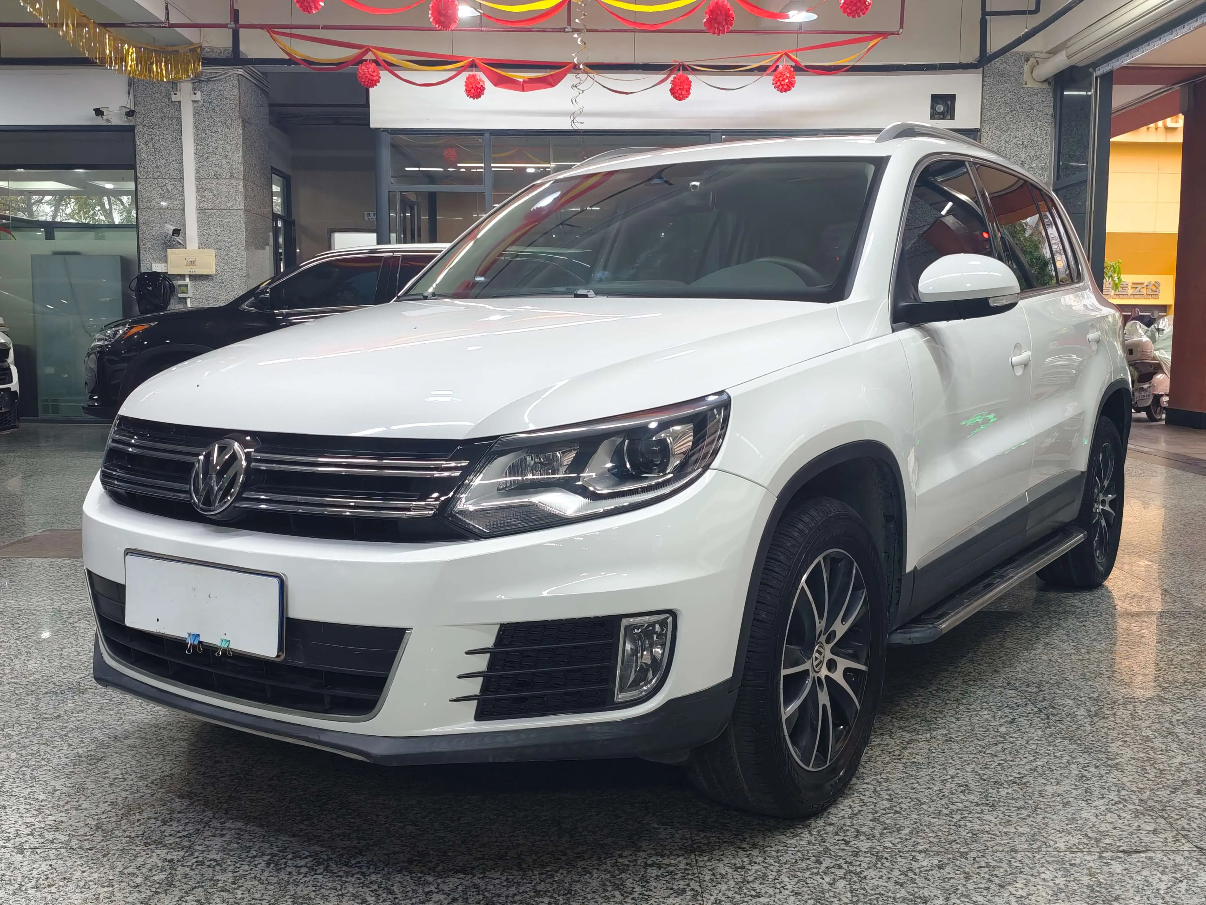 Volkswagen Tiguan (Tharu)