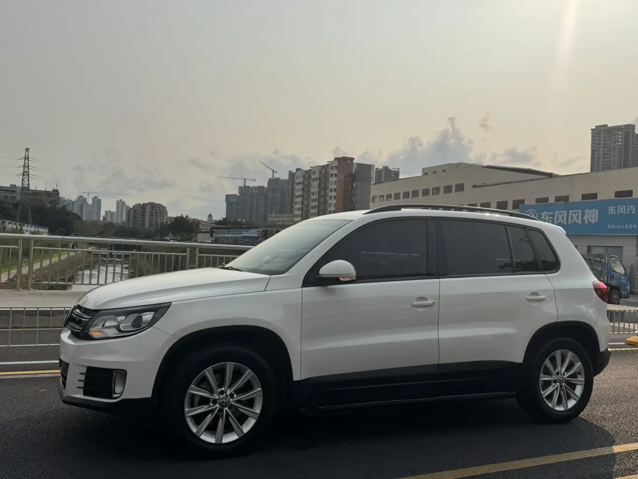 Volkswagen Tiguan (Tharu)