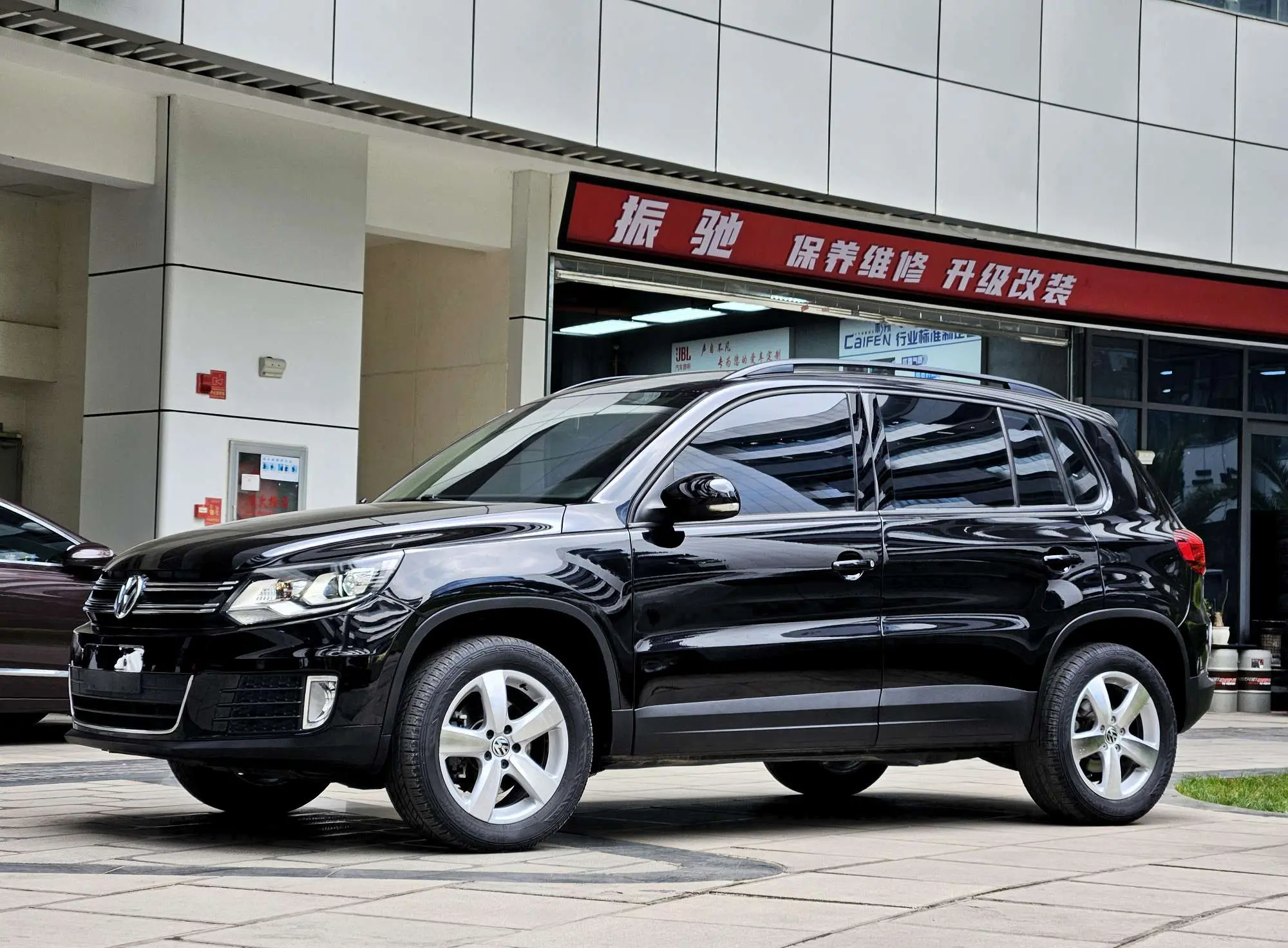 Volkswagen Tiguan (Tharu)