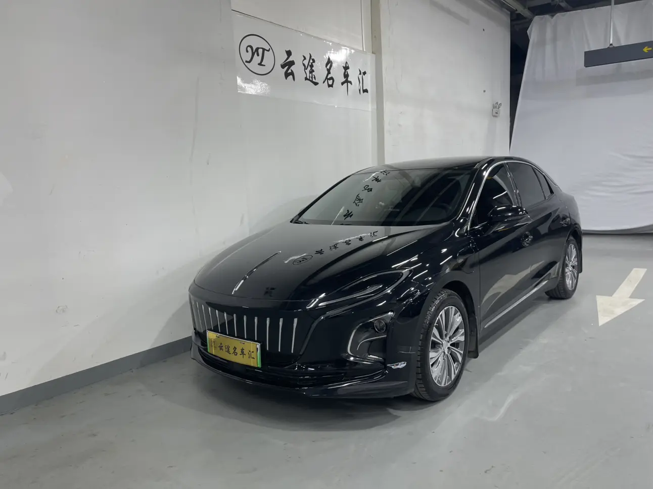 Hongqi E-QM5