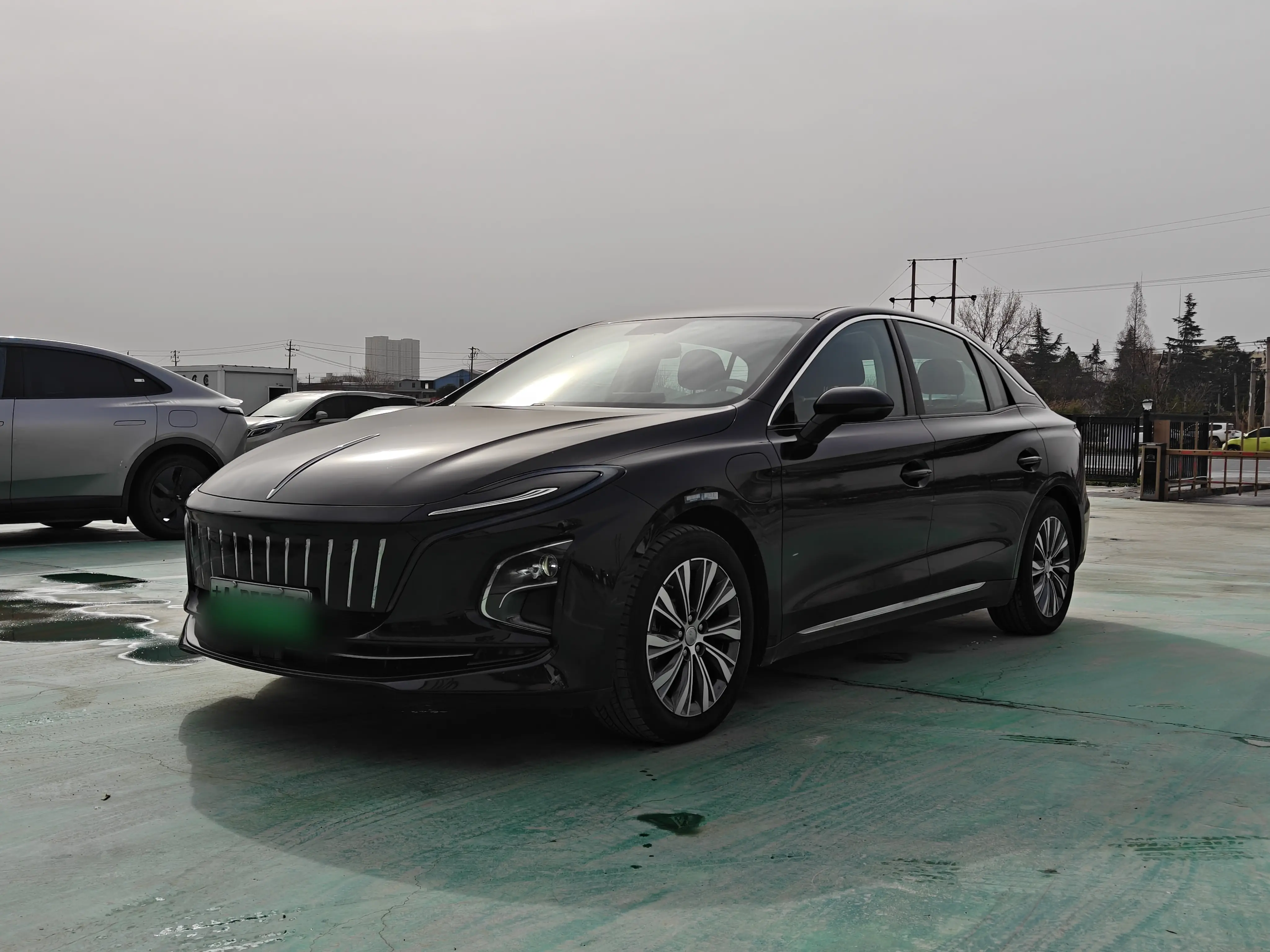 Hongqi E-QM5