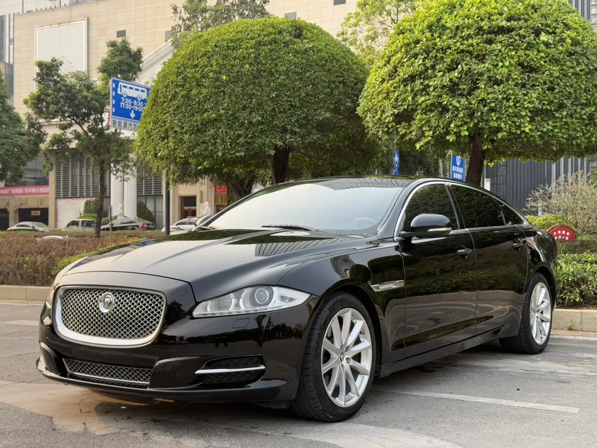 Jaguar XJ