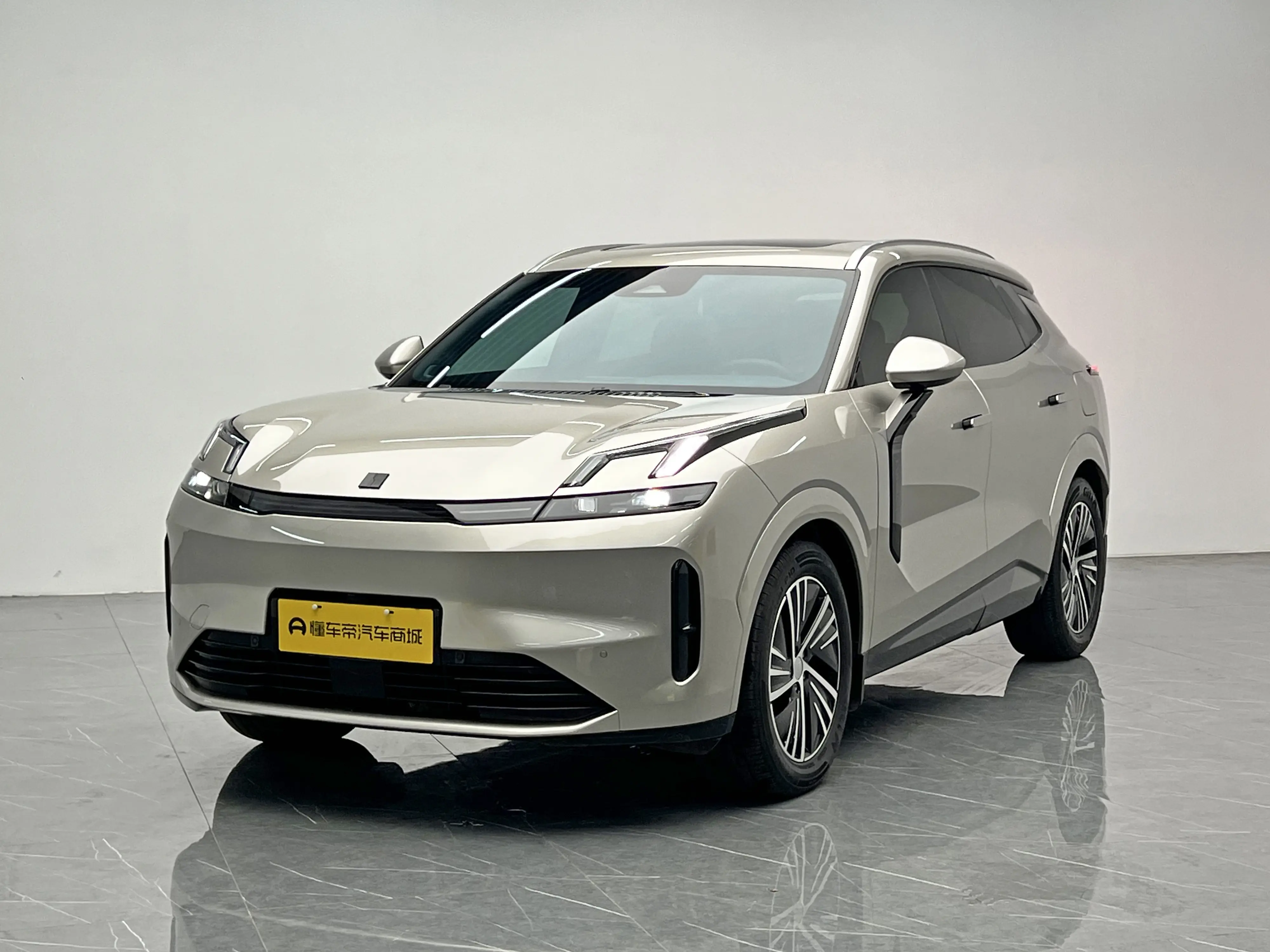Lynk & Co 08 EM-P