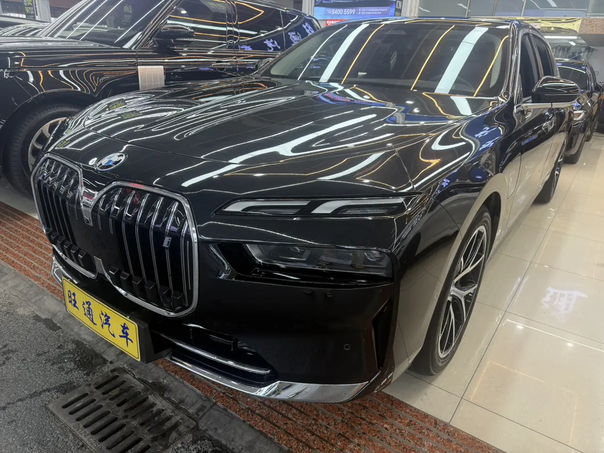 BMW i7