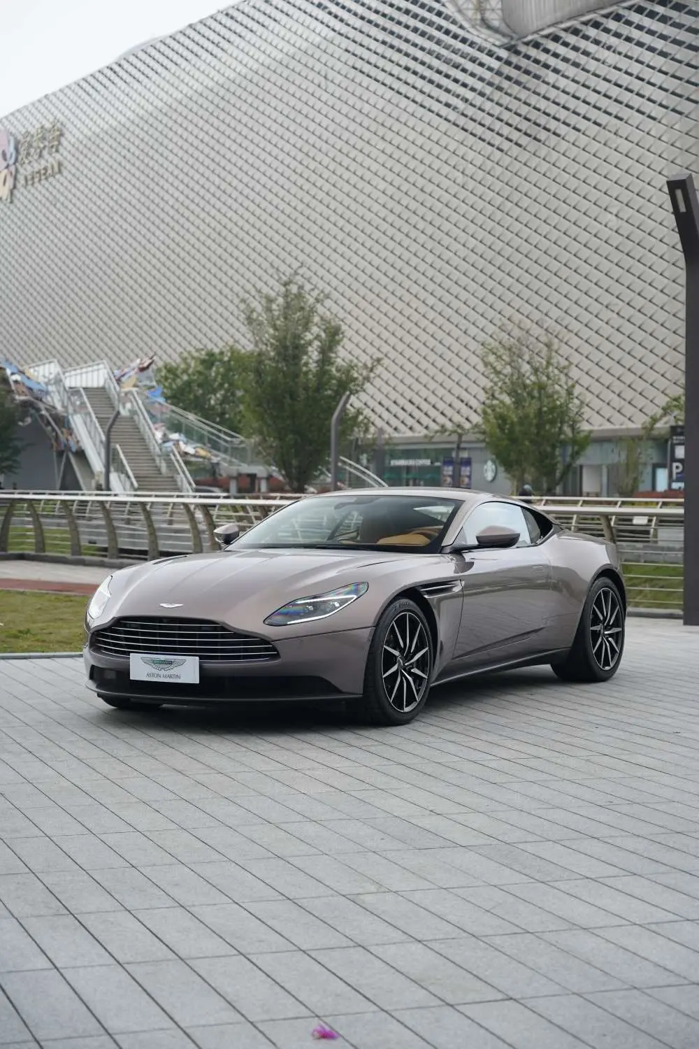 Aston Martin DB11