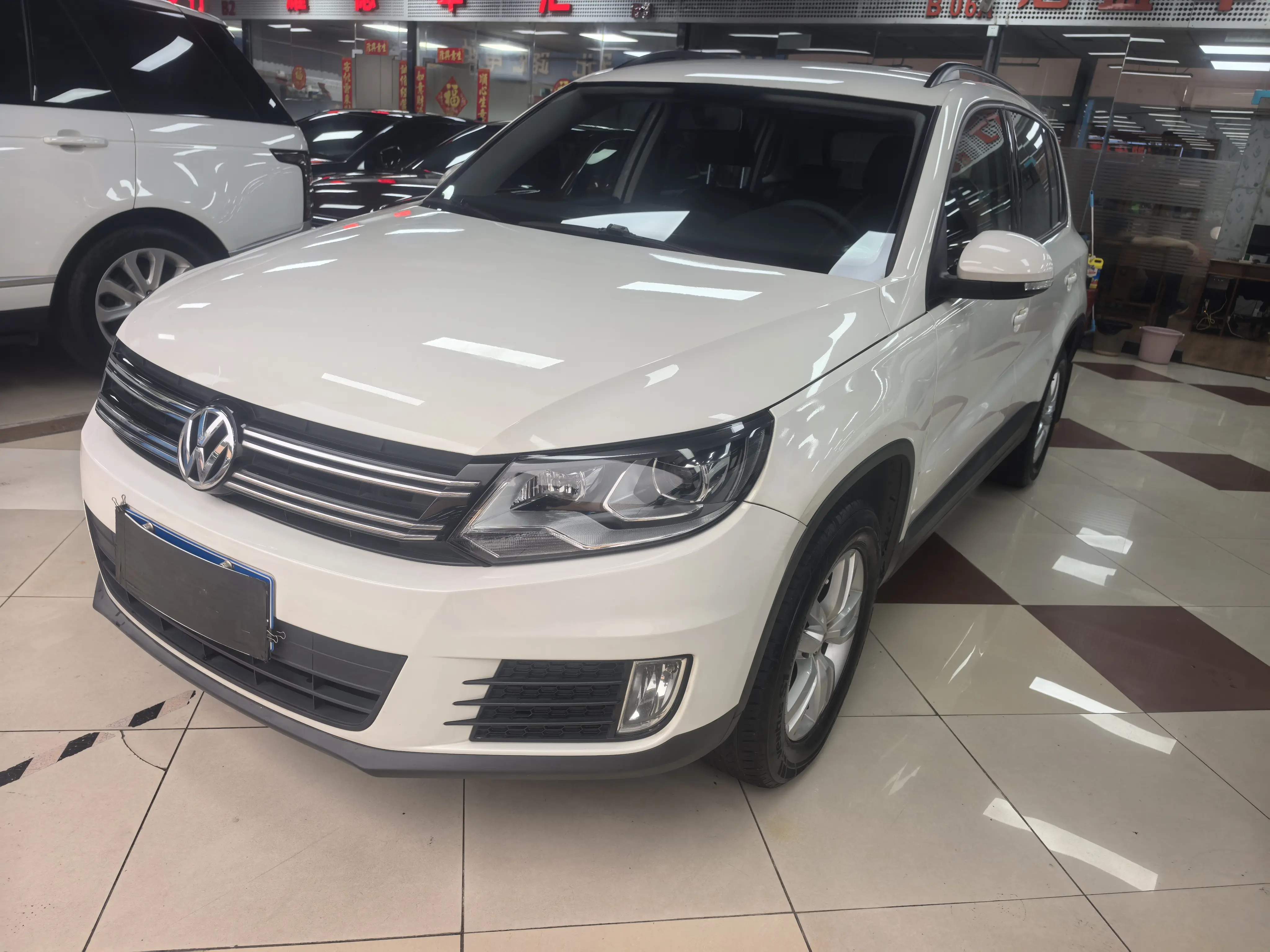 Volkswagen Tiguan (Tharu)