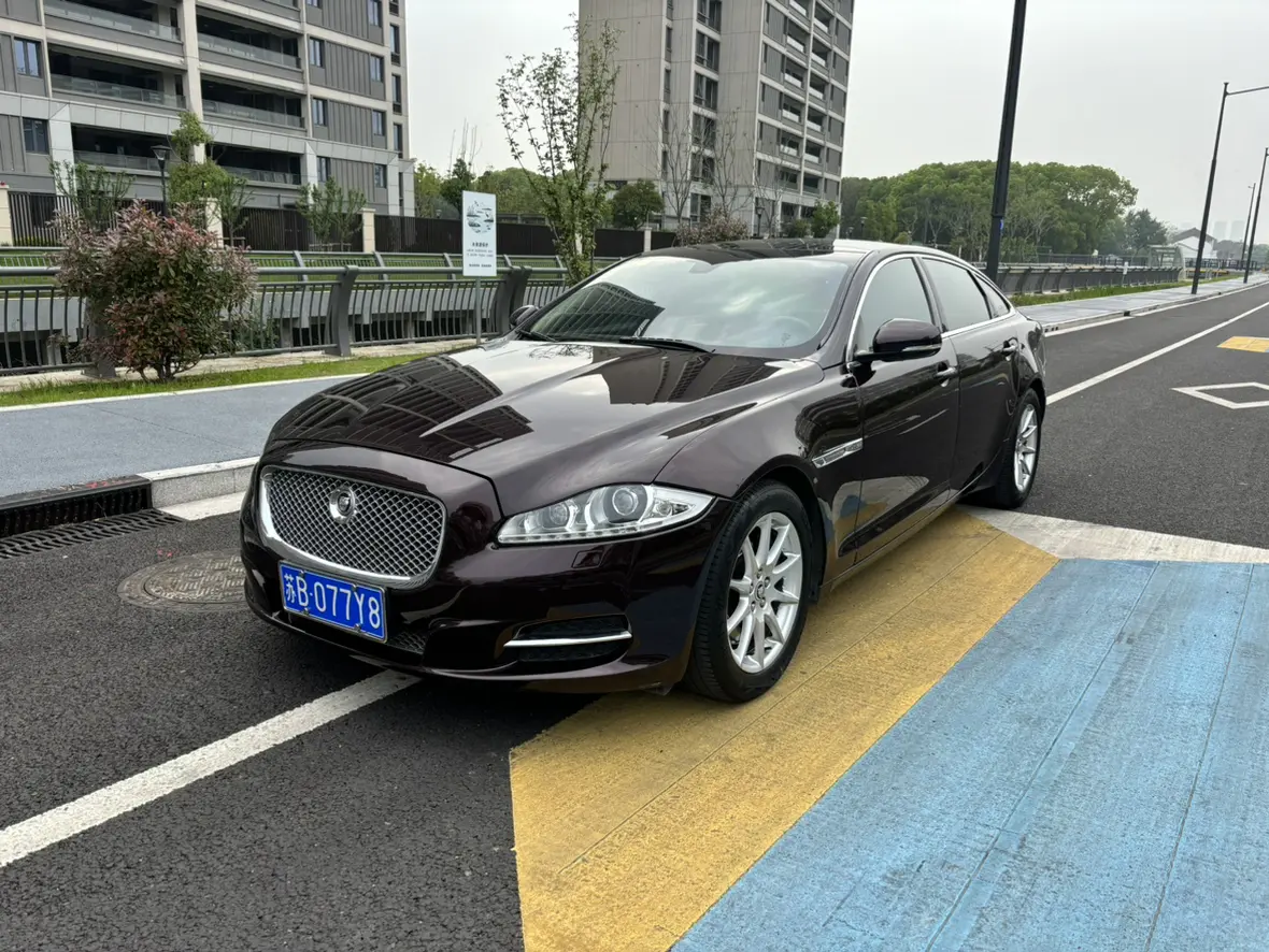 Jaguar XJ