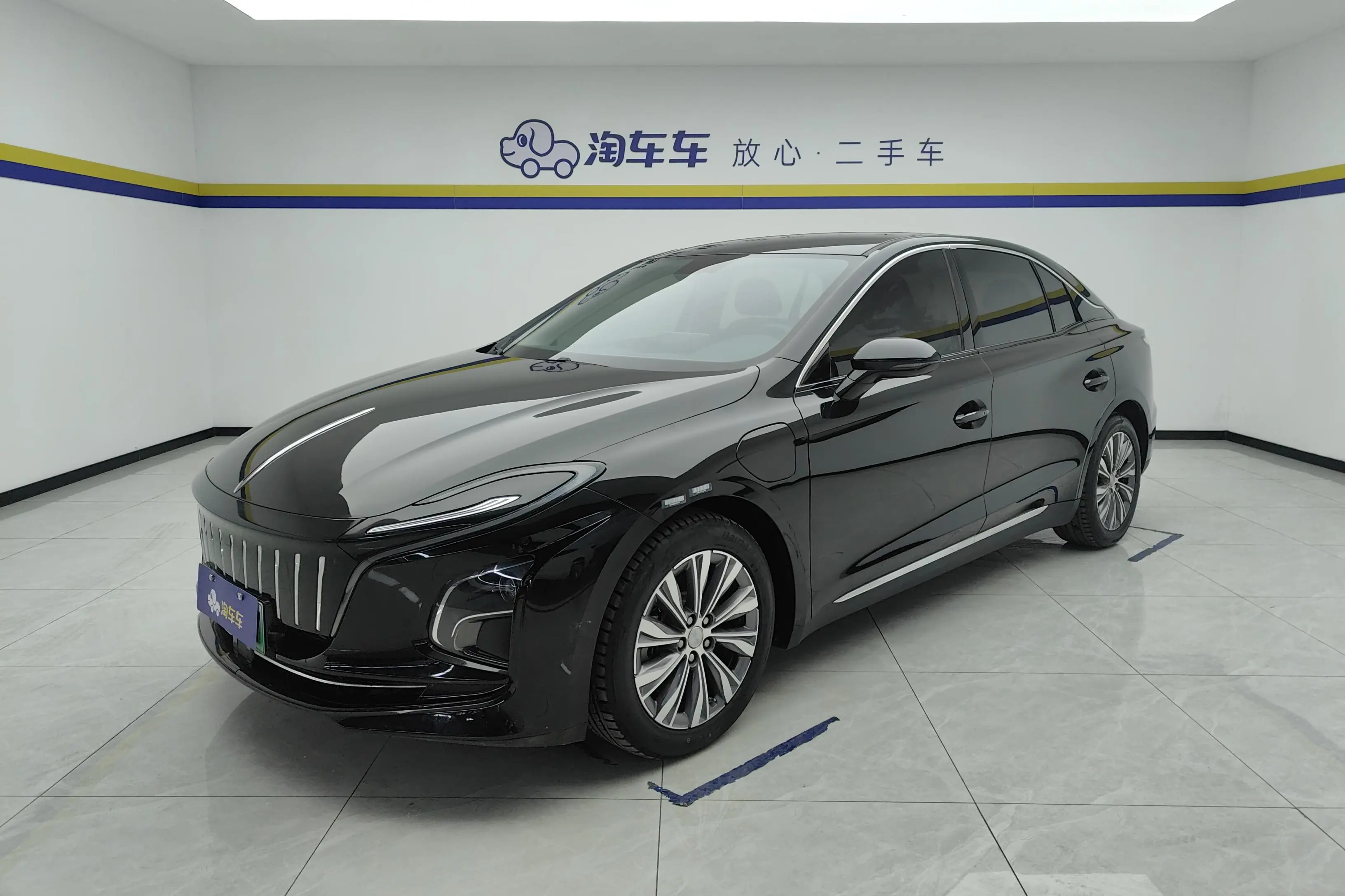 Hongqi E-QM5