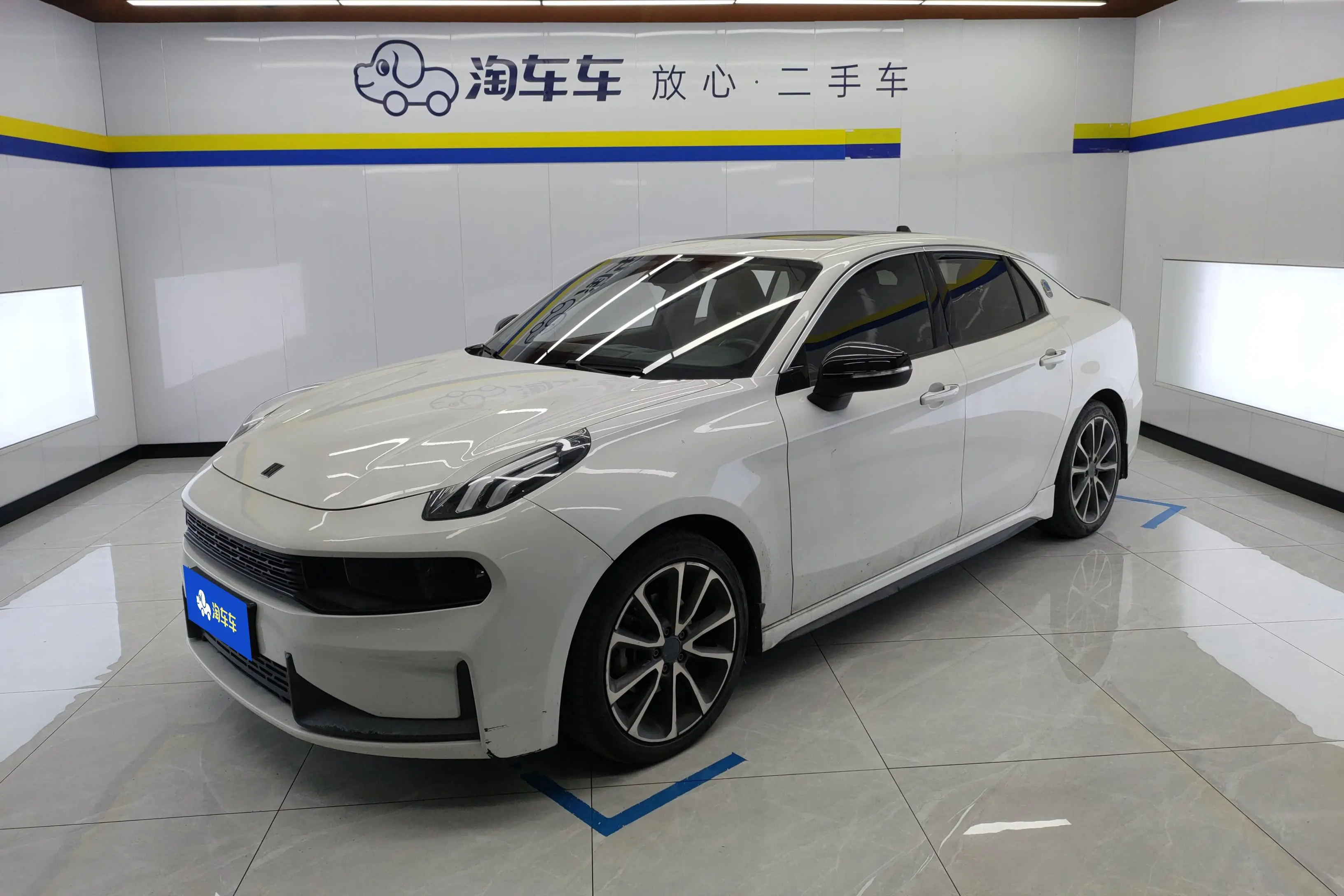 Lynk & Co 03