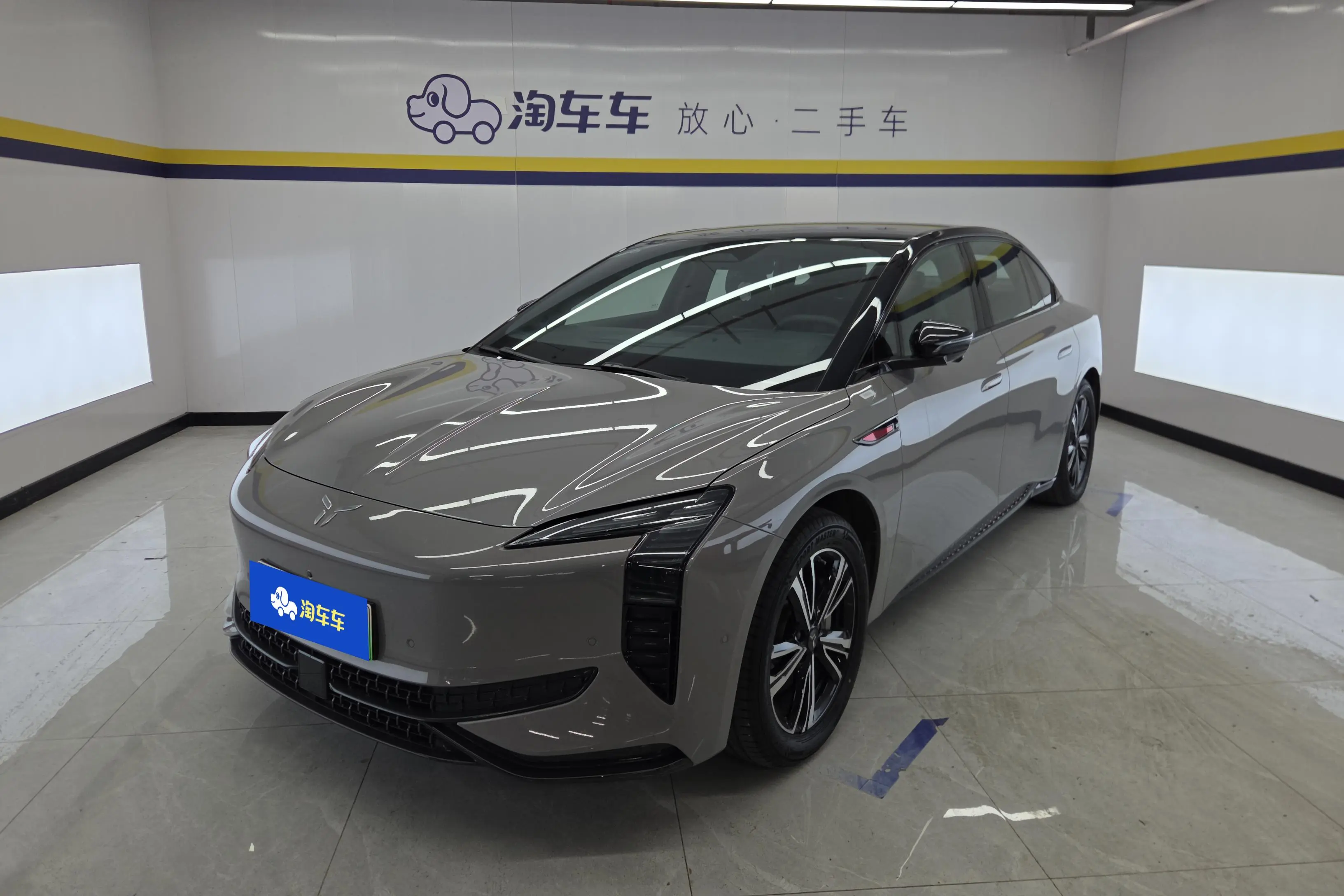 Hongqi EH7