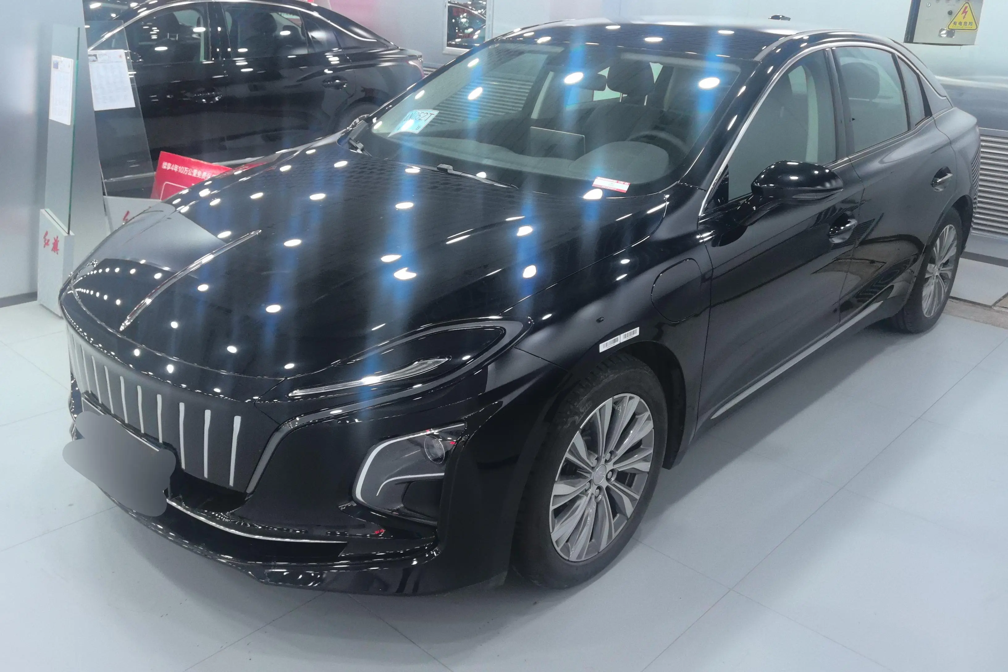 Hongqi E-QM5