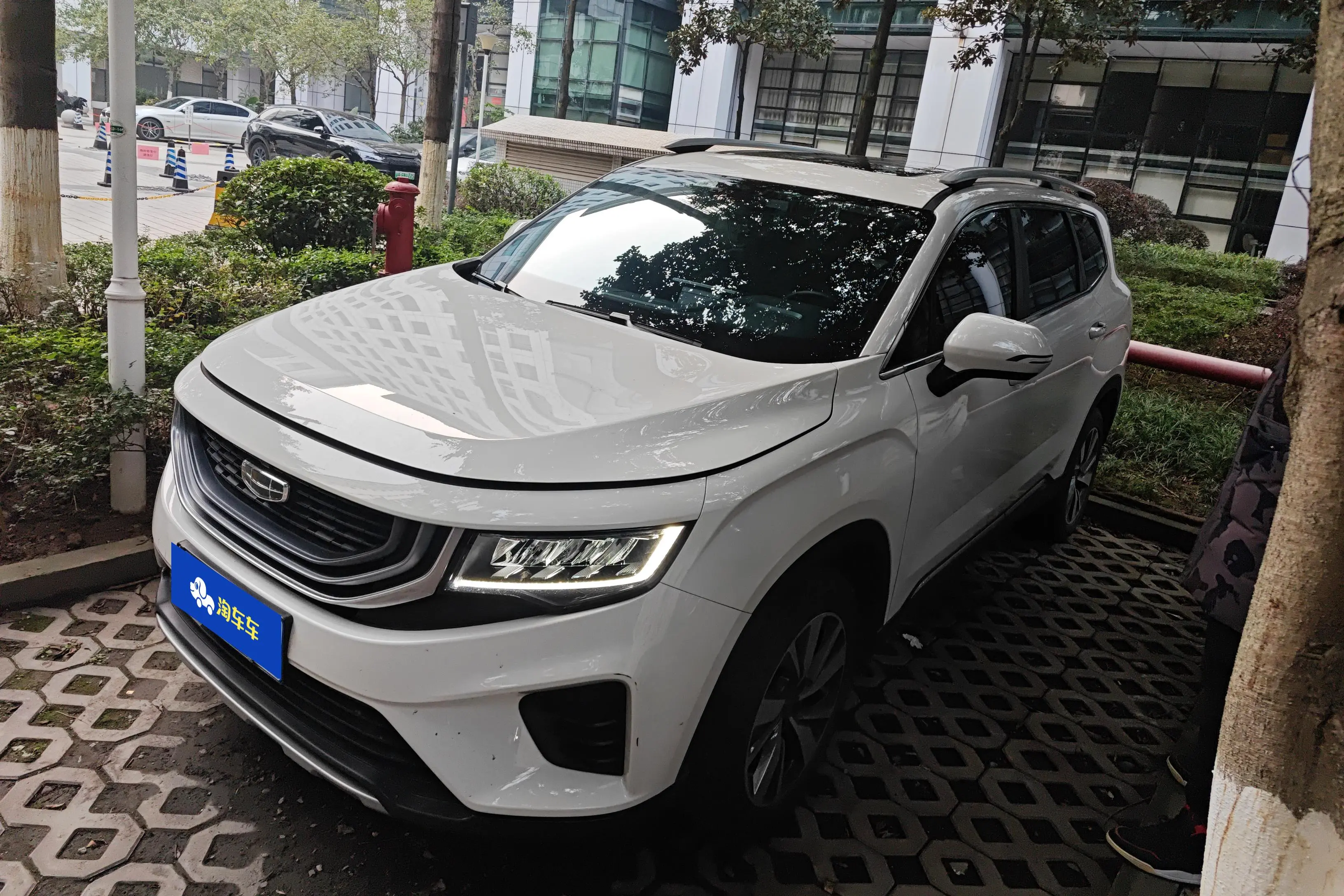 Geely Okavango
