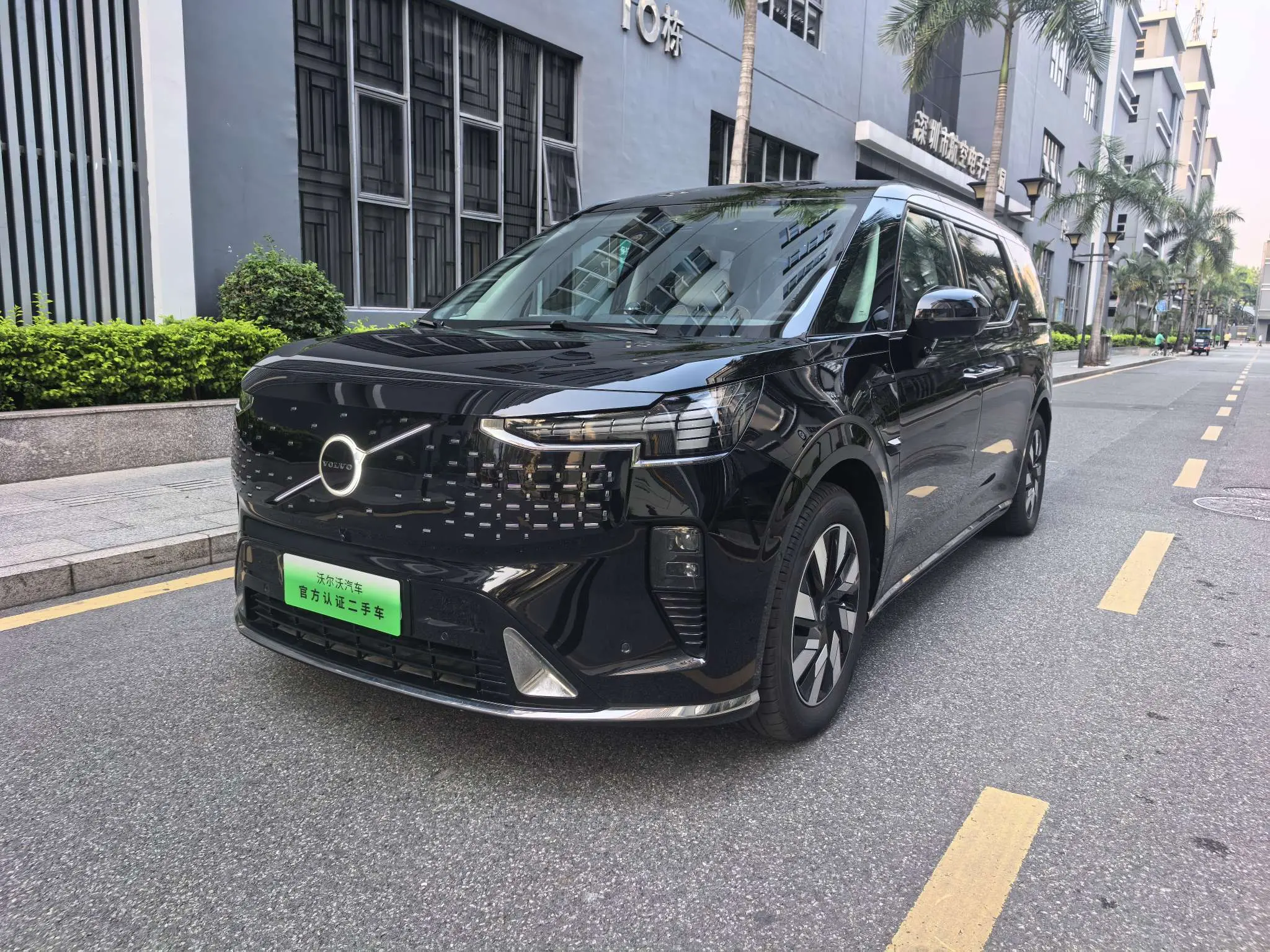 Volvo EM90