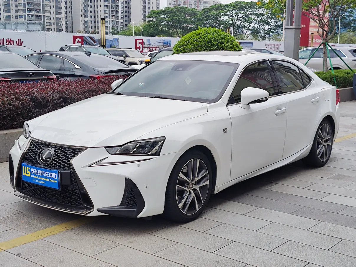 Lexus IS