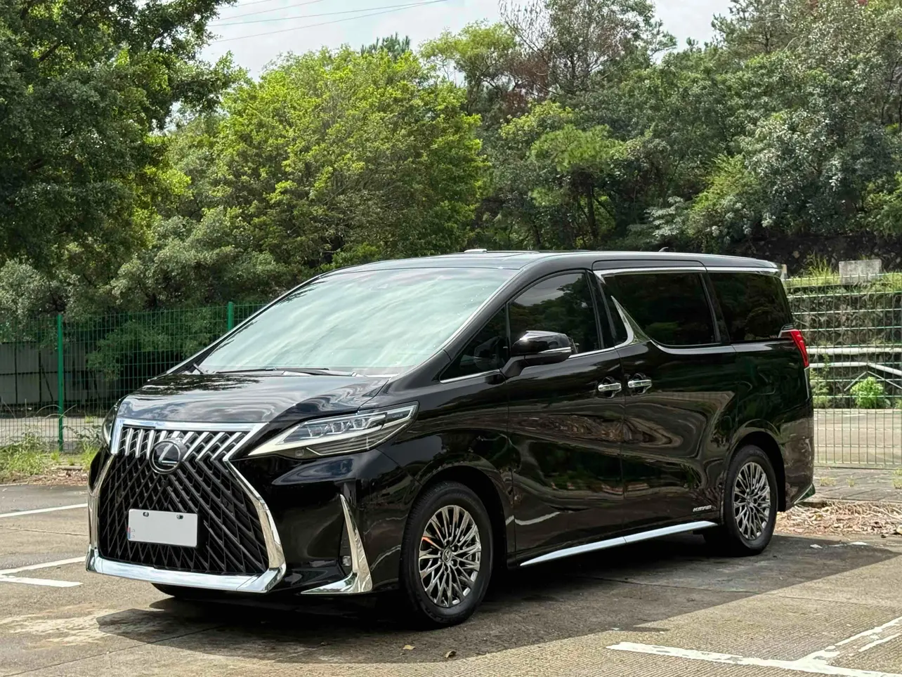 Lexus LM