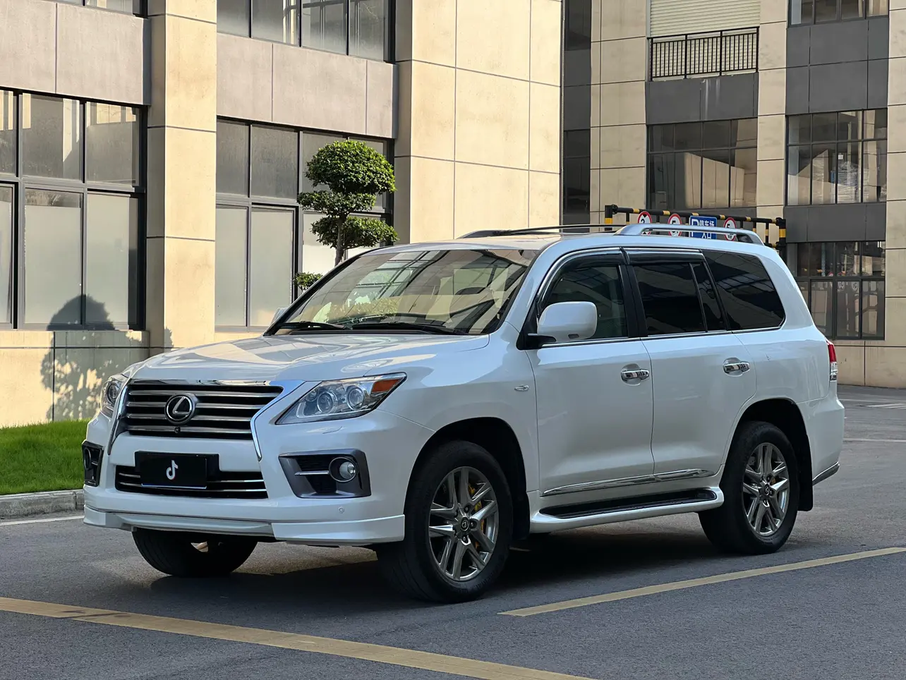 Lexus LX