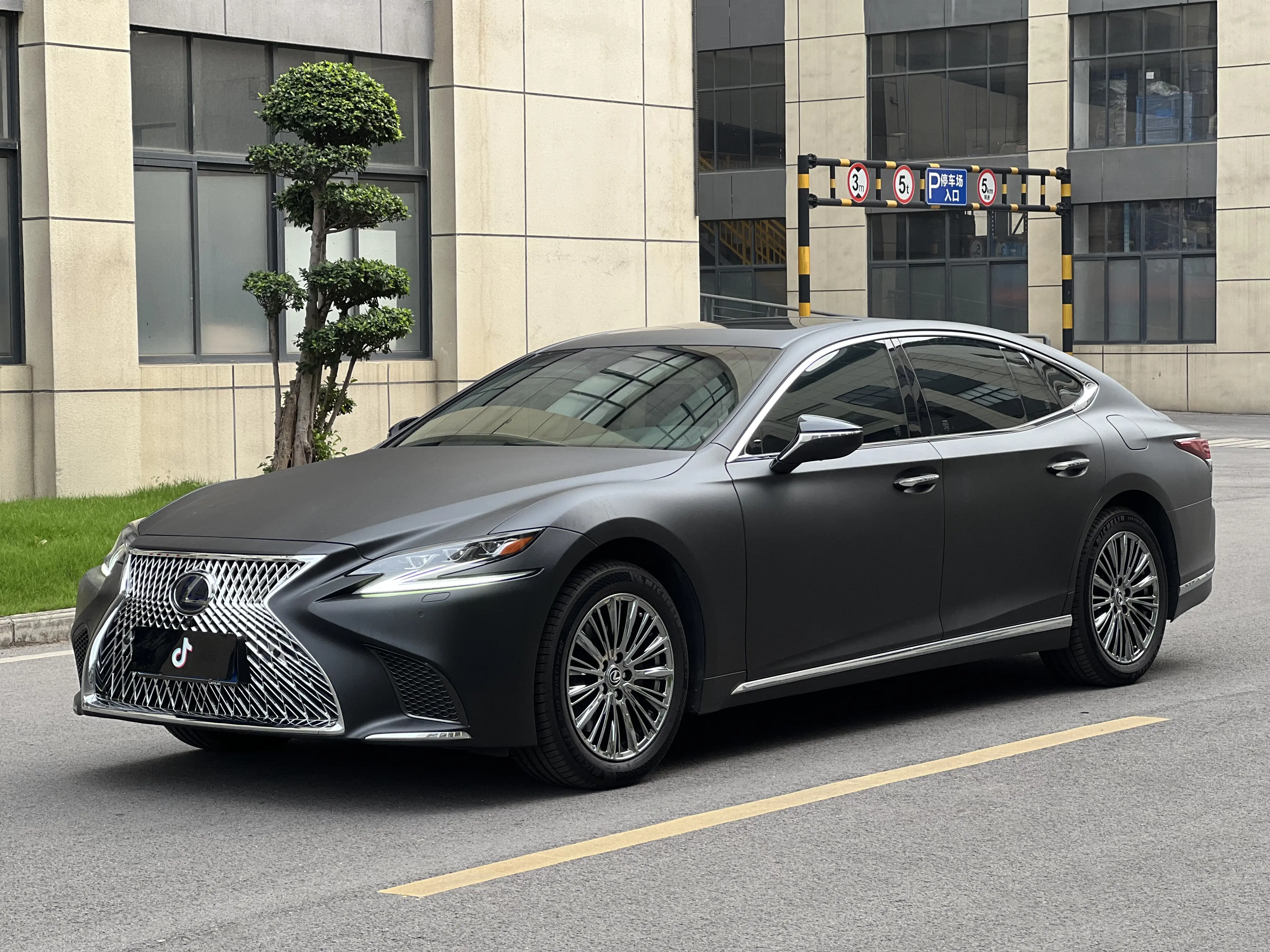 Lexus LS