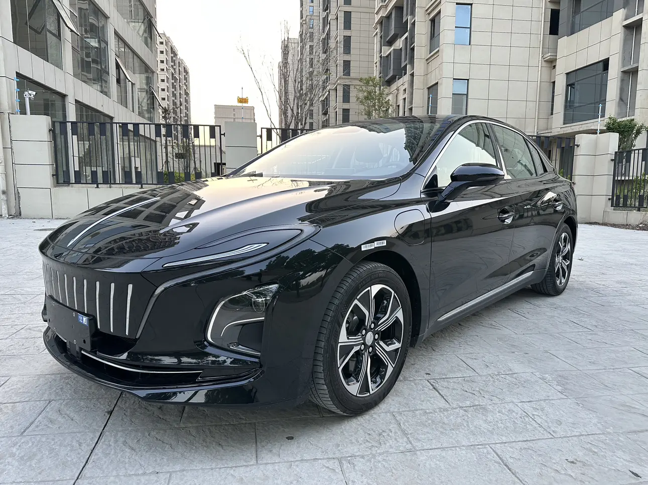 Hongqi E-QM5