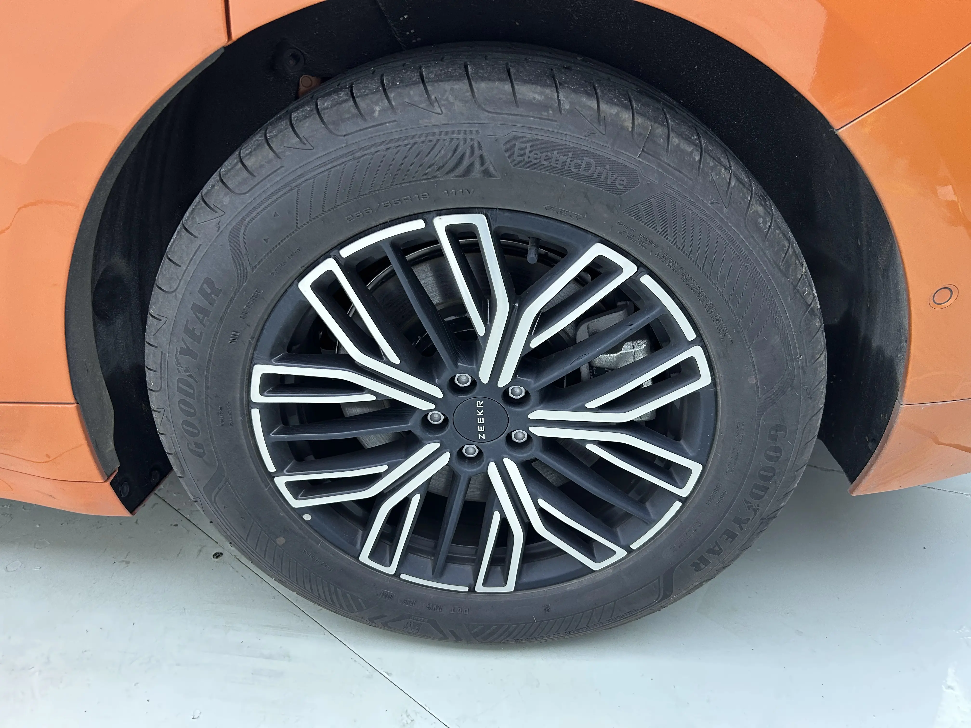 ZEEKR 001