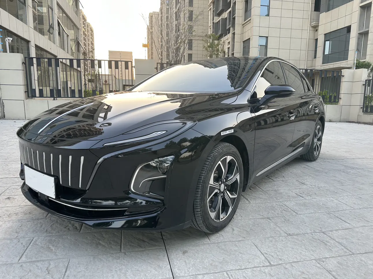 Hongqi E-QM5