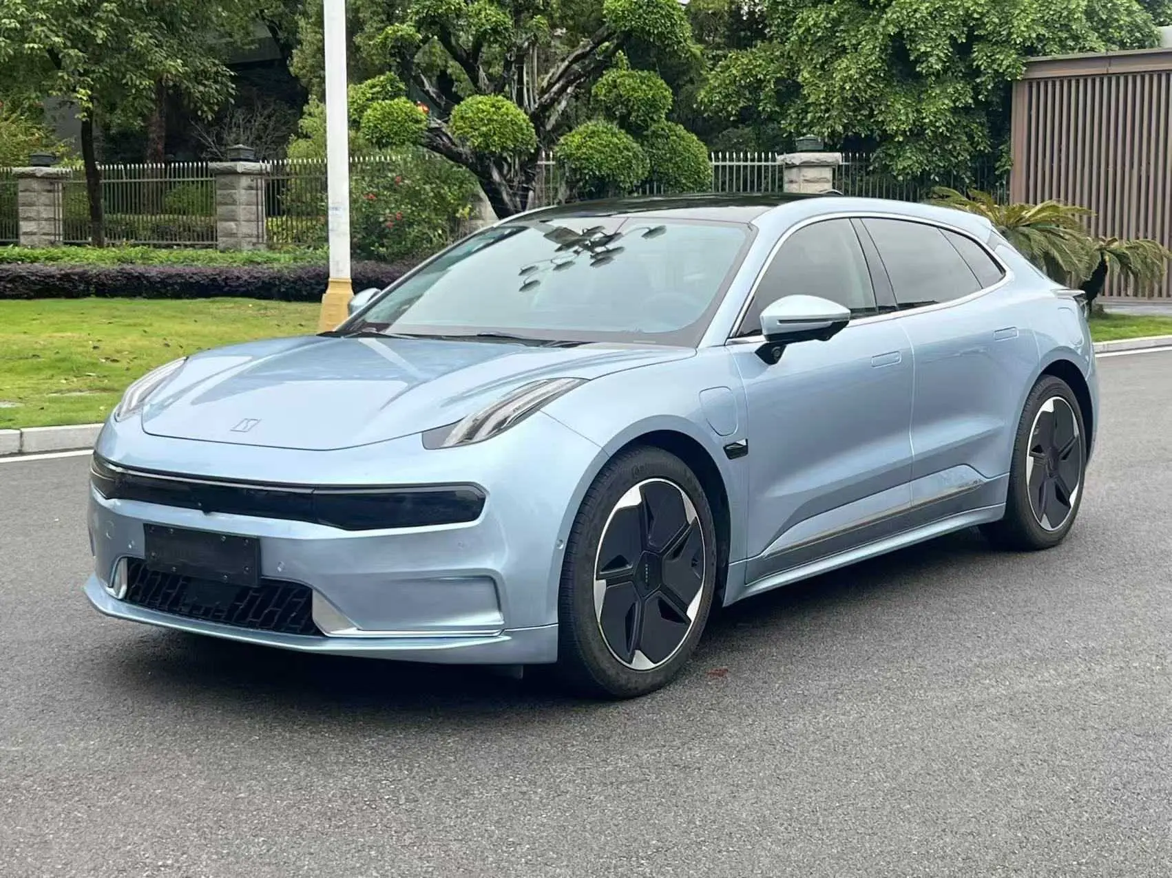 ZEEKR 001