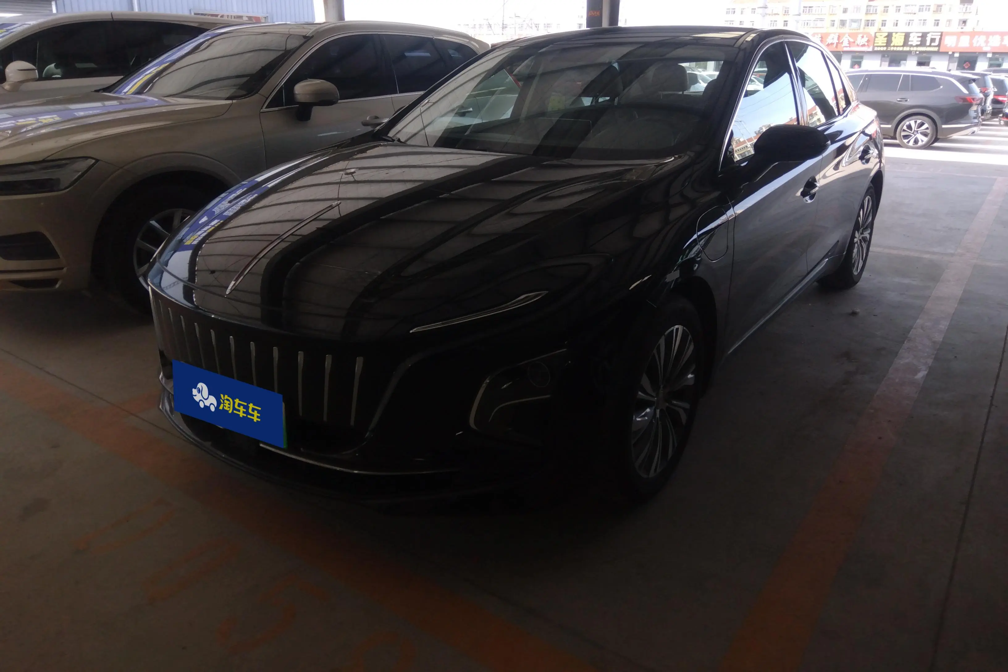 Hongqi E-QM5