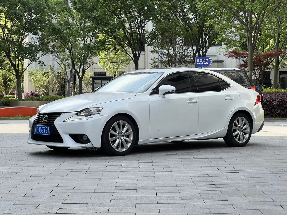 Lexus IS