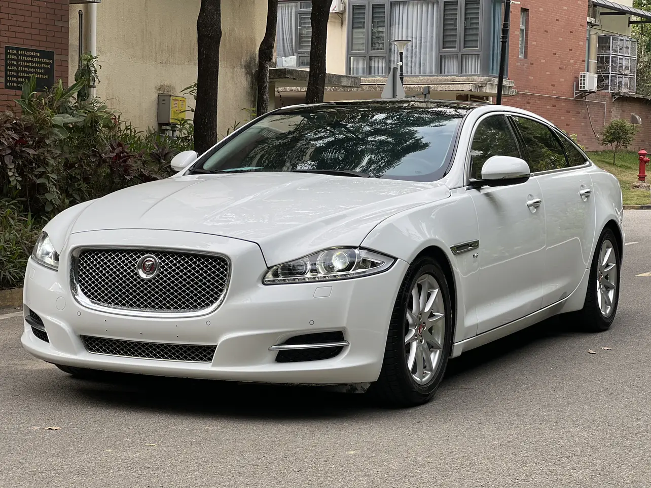 Jaguar XJ