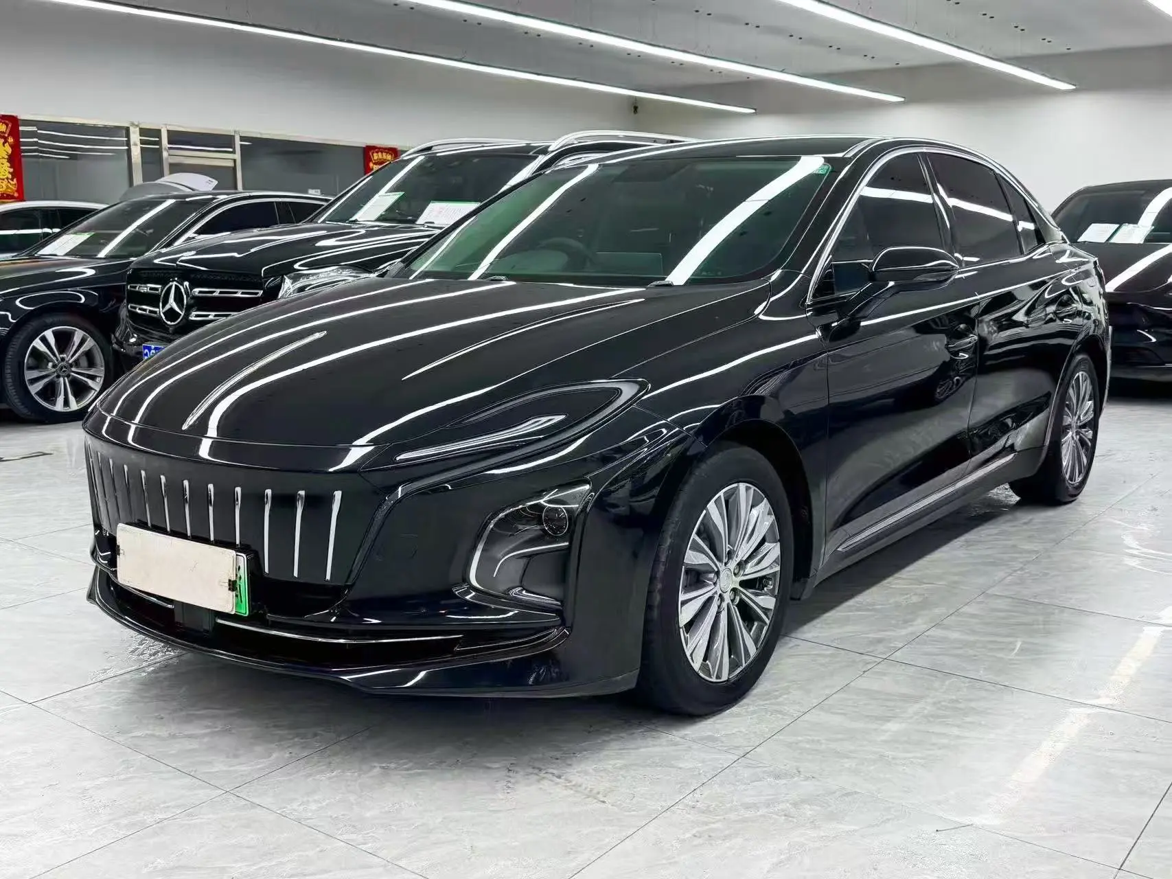 Hongqi E-QM5