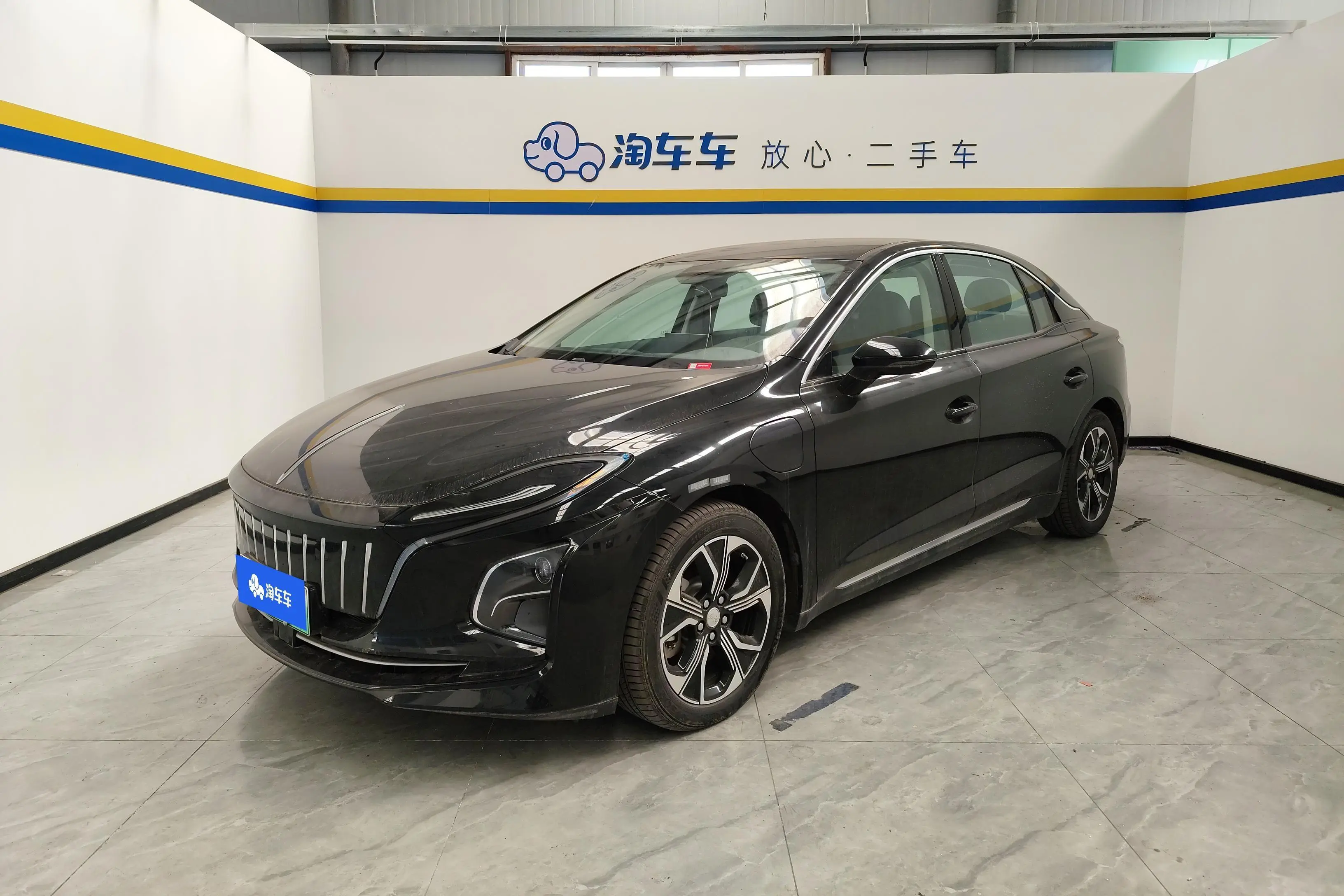 Hongqi E-QM5