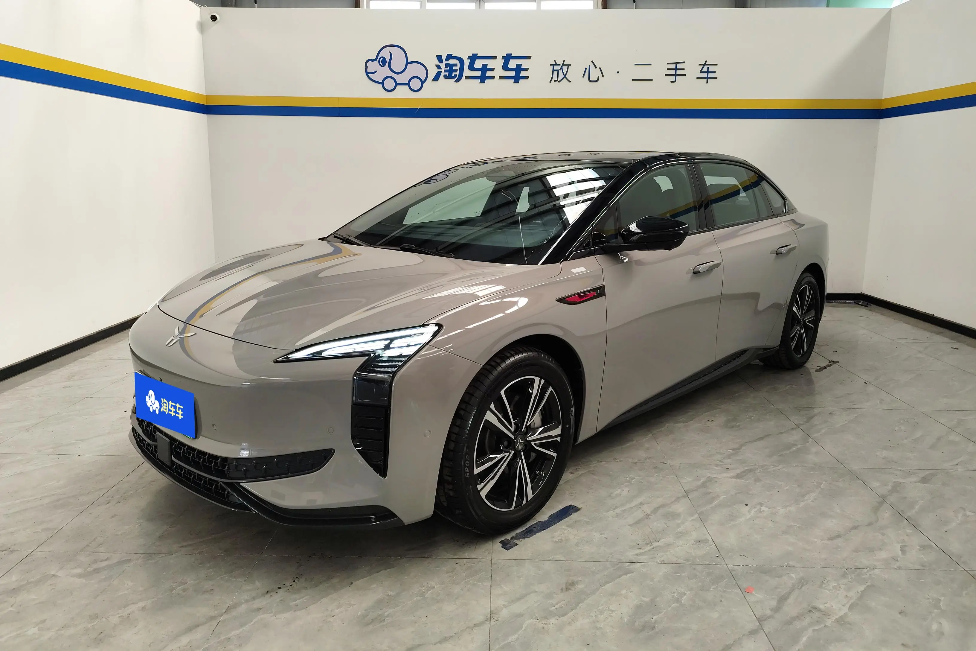 Hongqi EH7