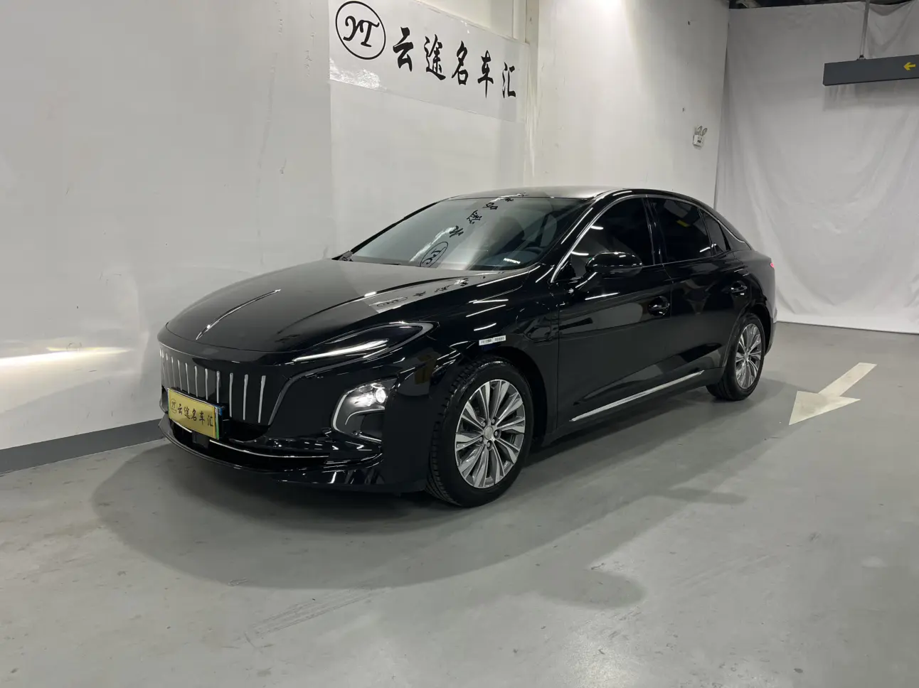 Hongqi E-QM5
