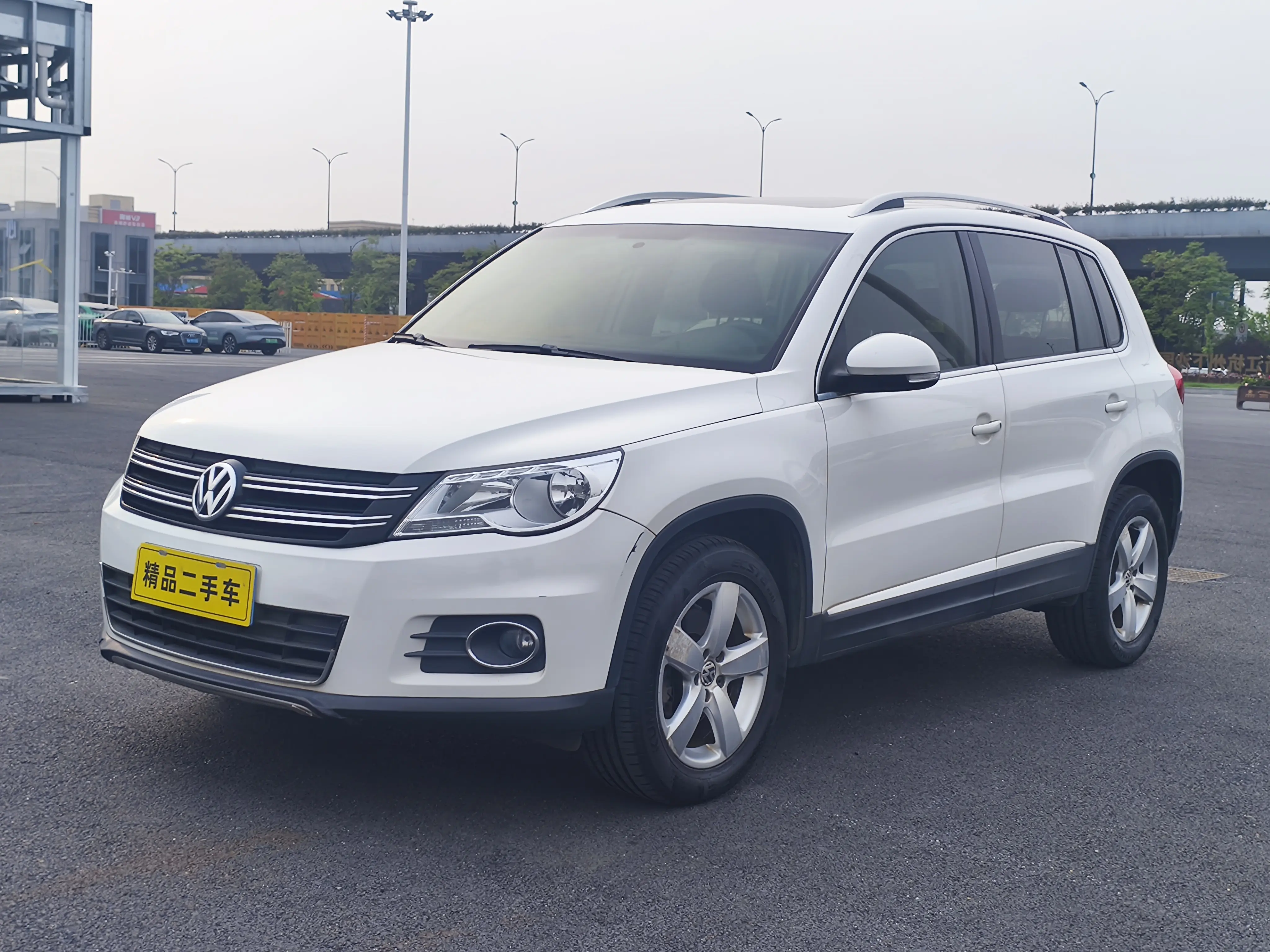 Volkswagen Tiguan (Tharu)