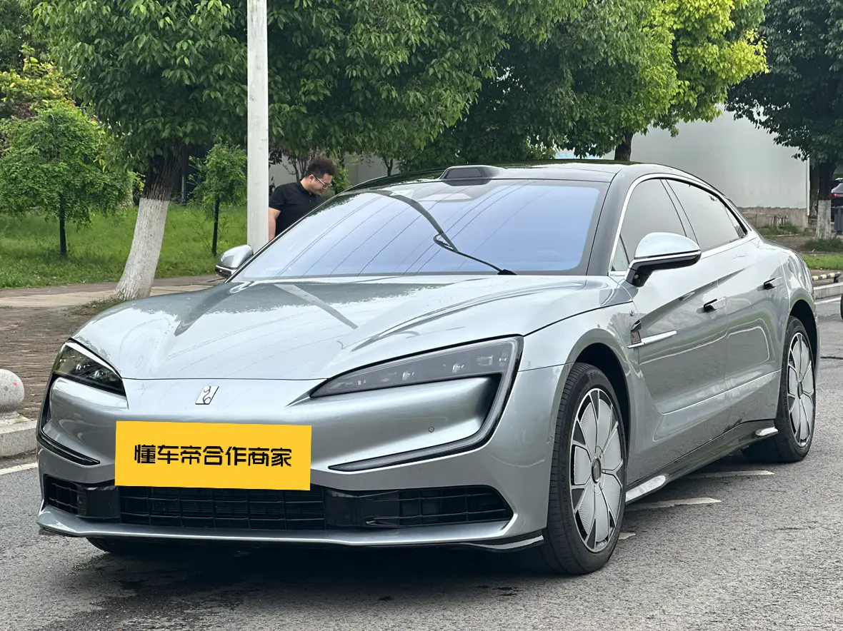 BYD Looking up at the U7 PHEV
