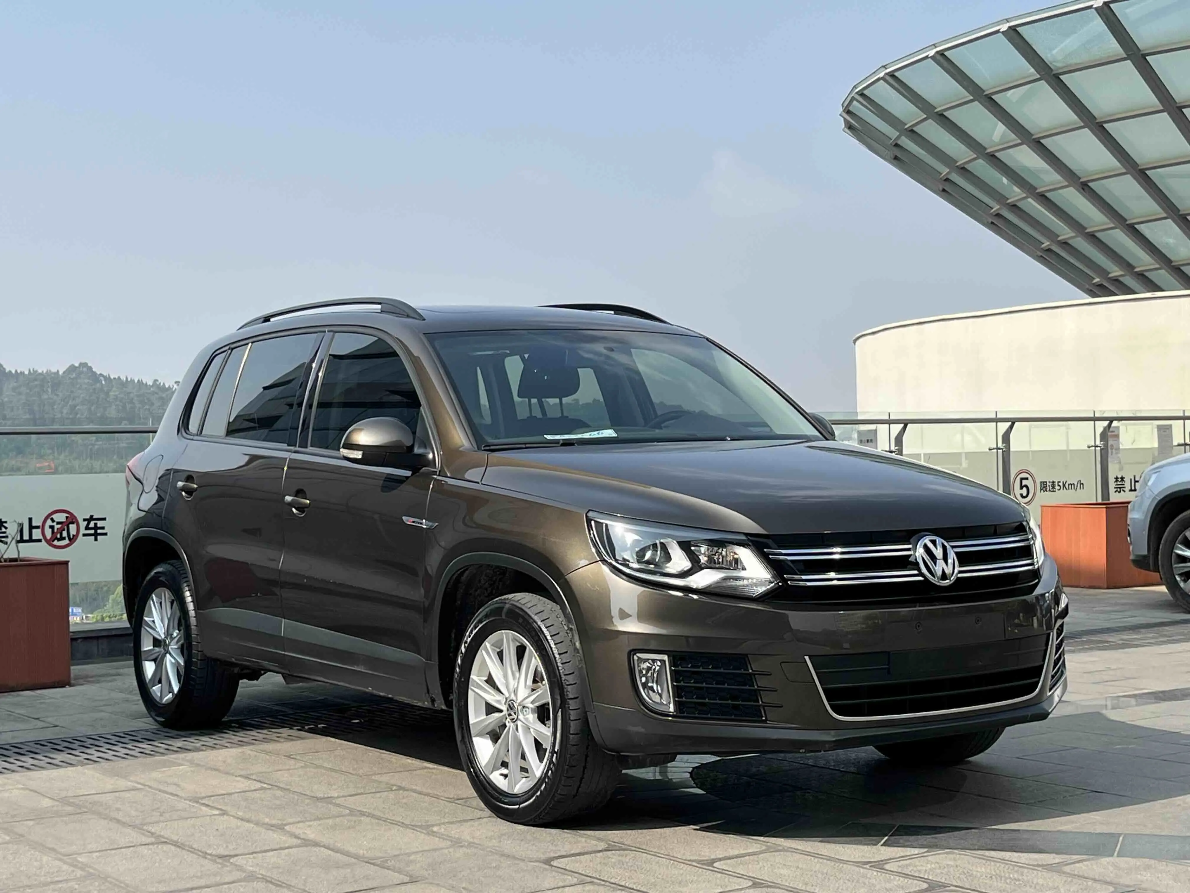 Volkswagen Tiguan (Tharu)