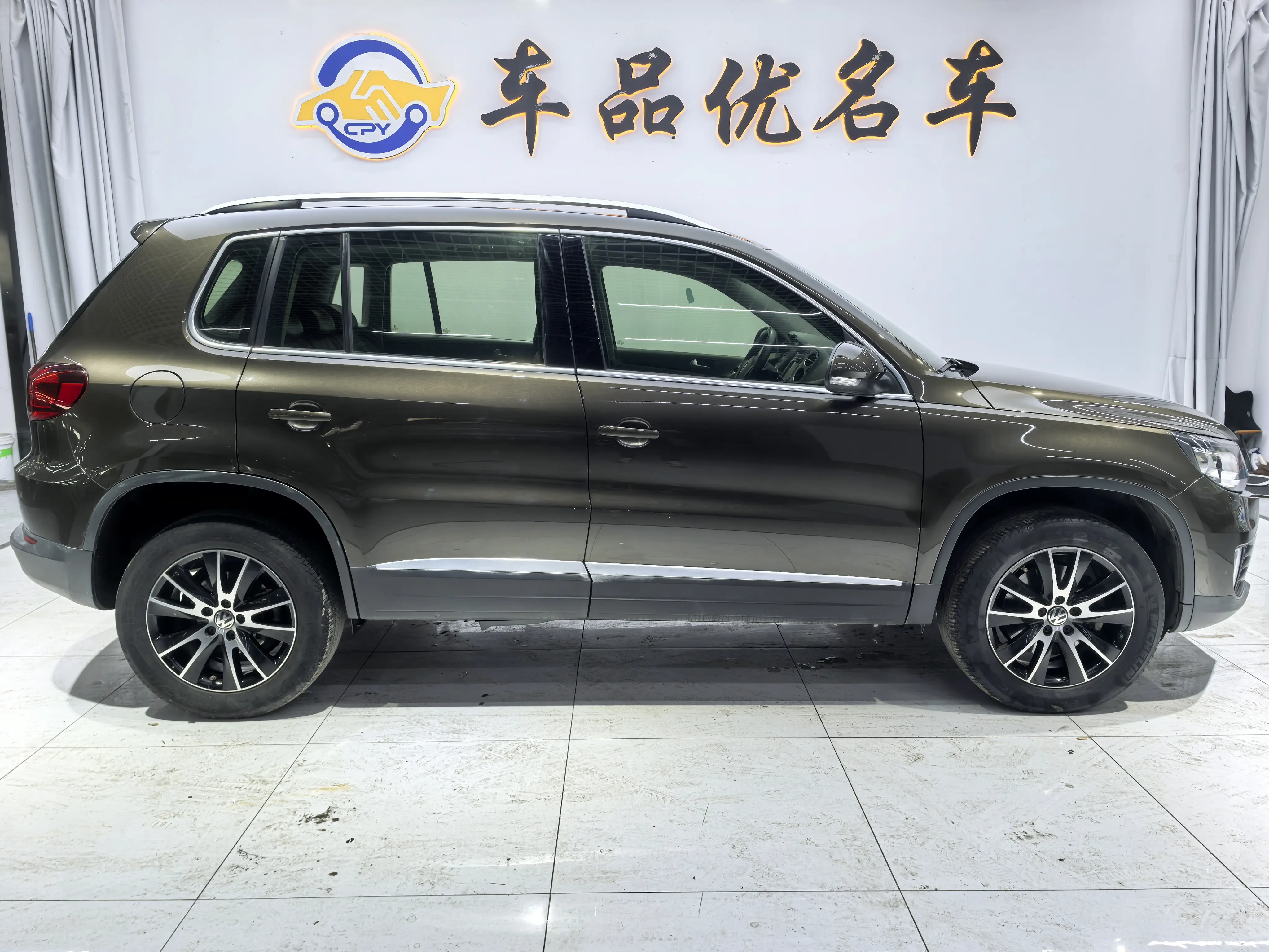 Volkswagen Tiguan (Tharu)