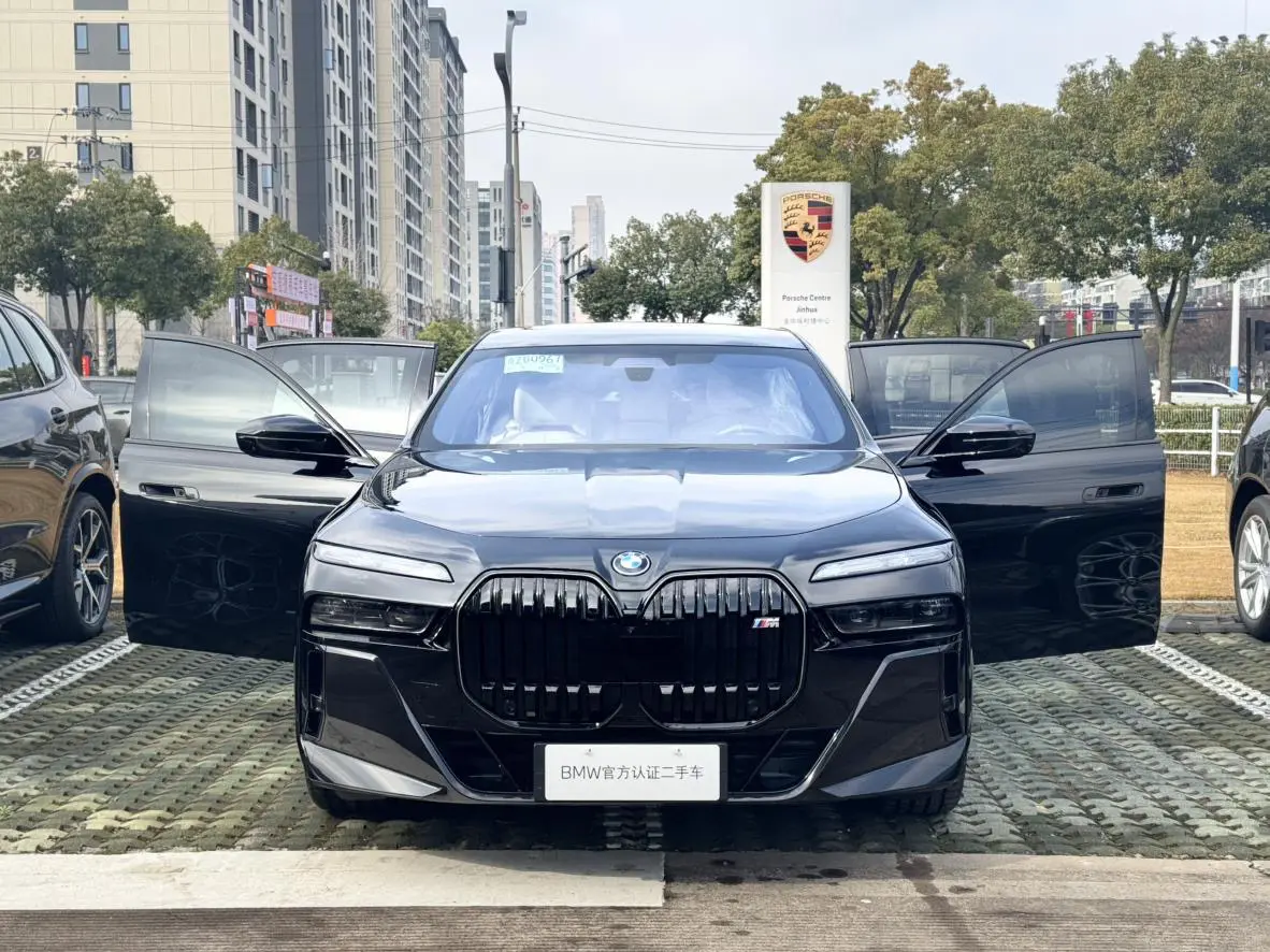 BMW i7