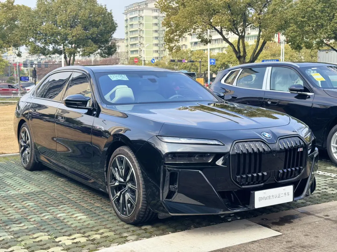 BMW i7