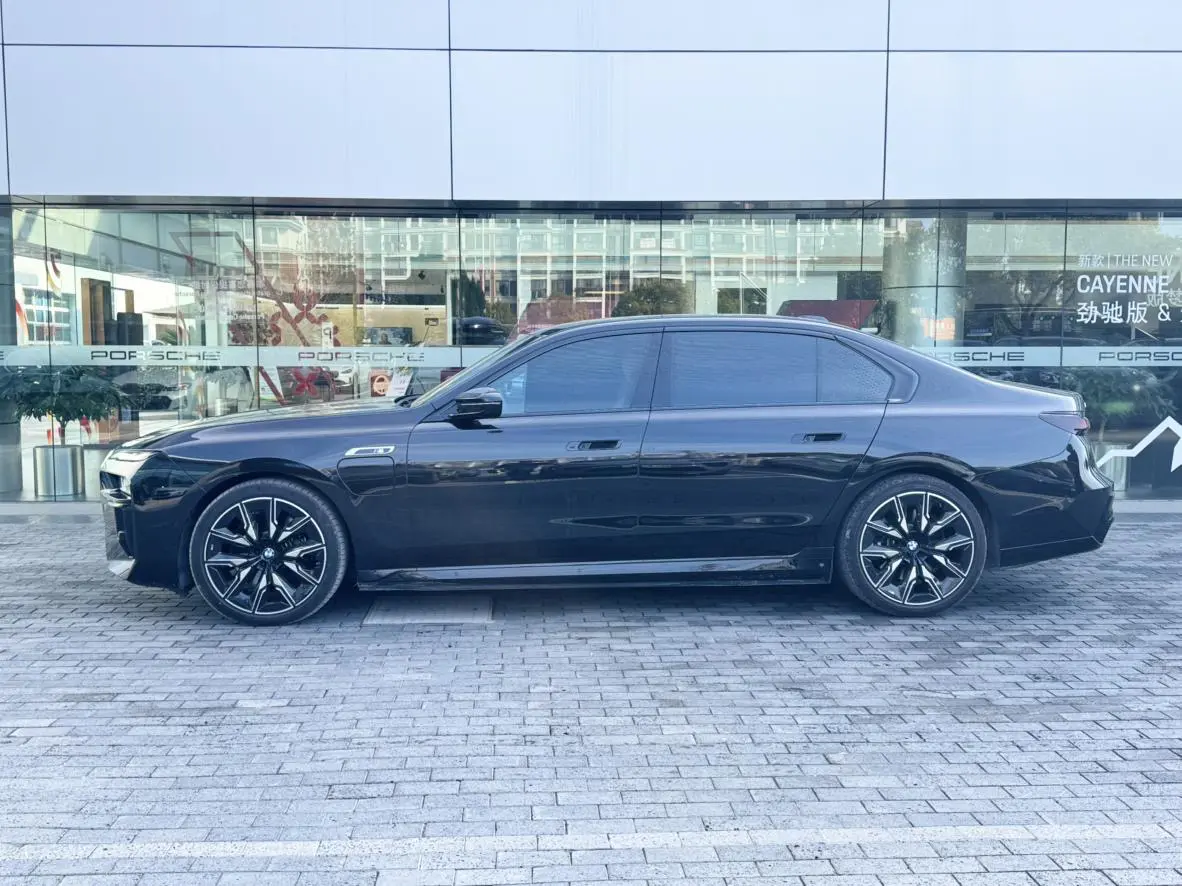 BMW i7