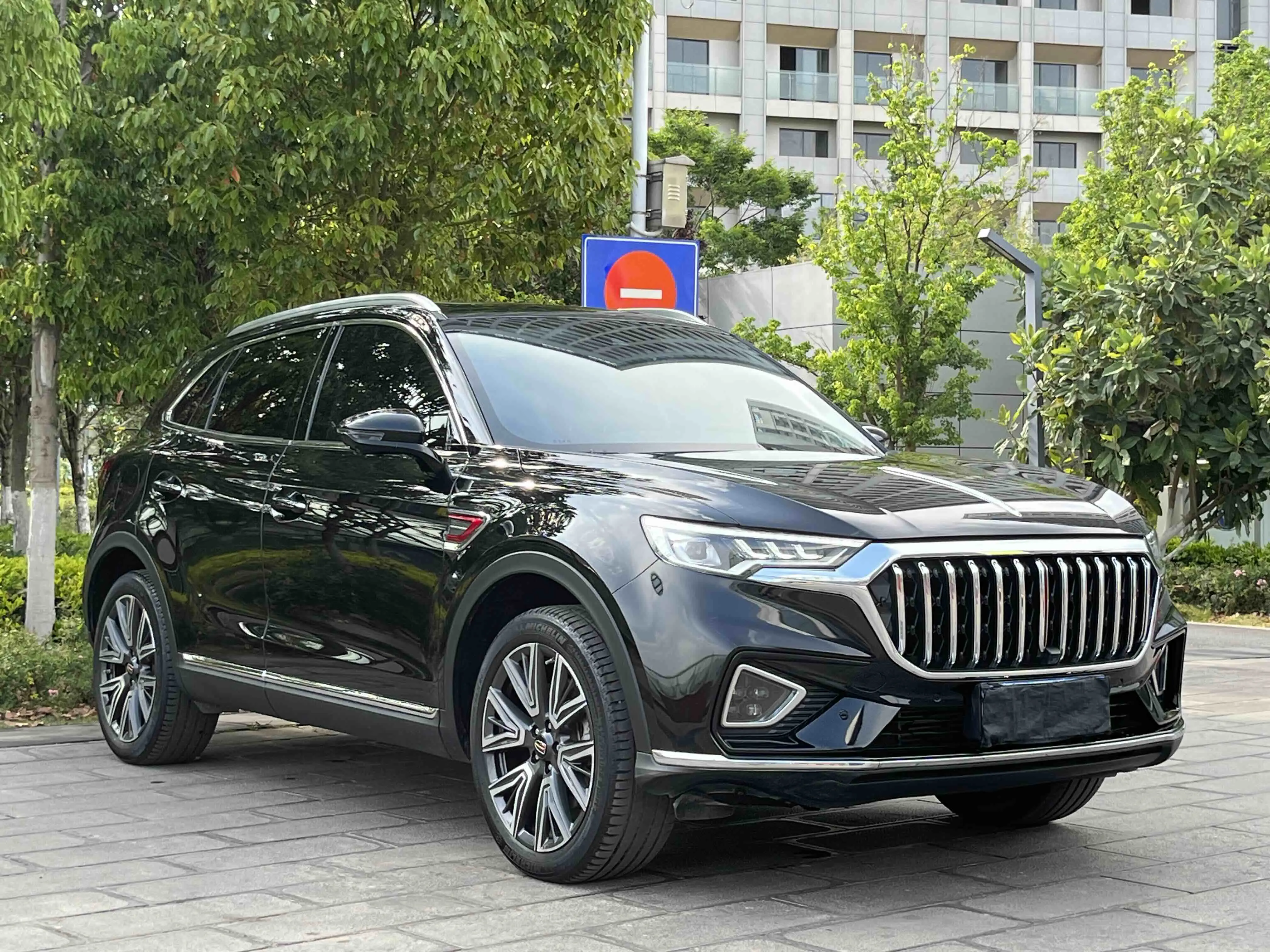 Hongqi HS5